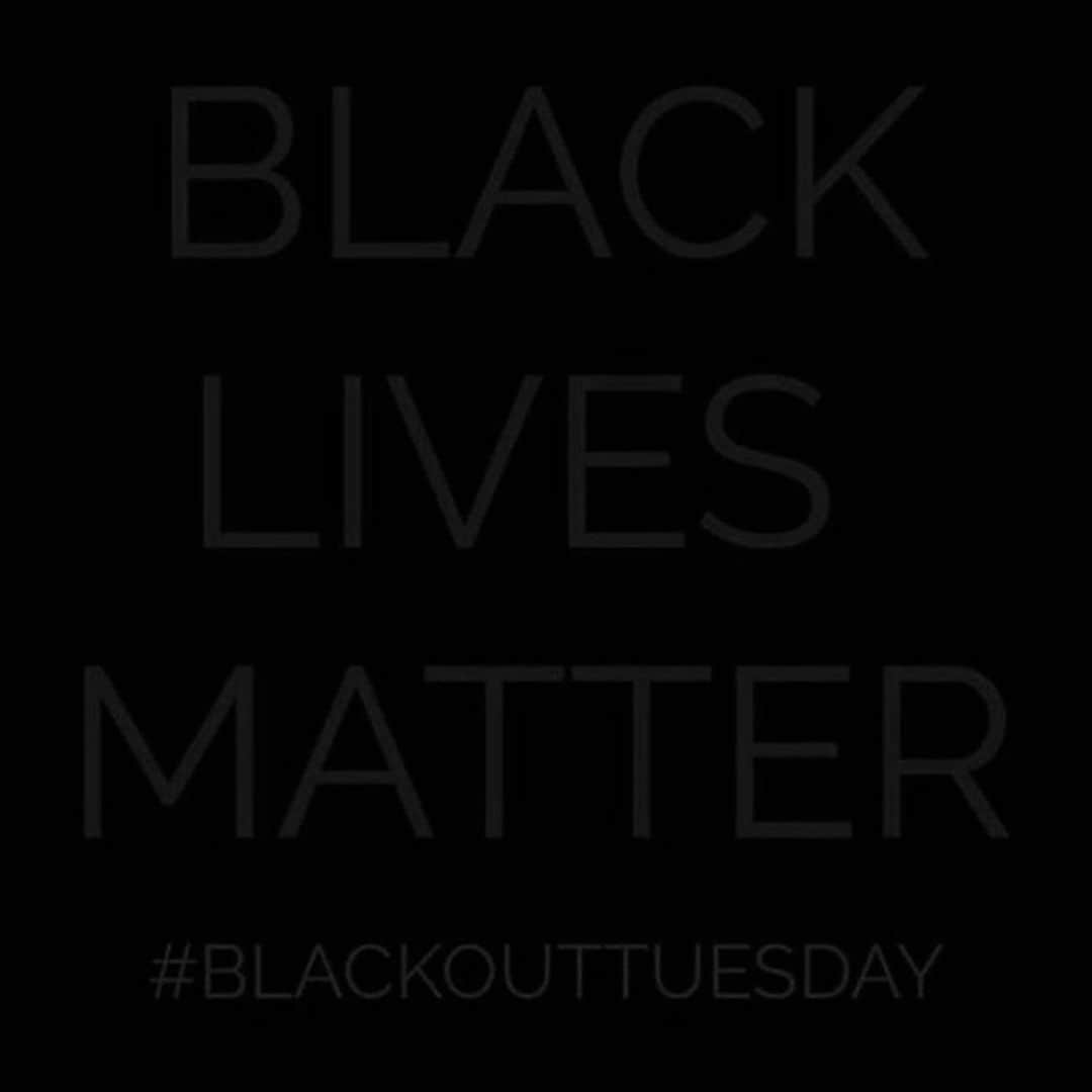 アレクシス・ルアーノのインスタグラム：「Black lives matter #blackouttuesday」