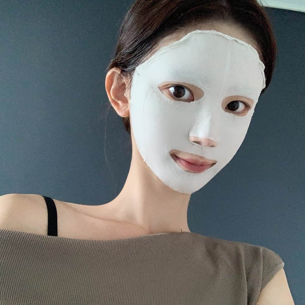 キム・ミニさんのインスタグラム写真 - (キム・ミニInstagram)「화이트팩 아직도 안 써보셨다구요?💁🏻‍♀️ 마감되면 하늘의 별따기만큼 구하기 어려운 제품  제조수량이 늘 한정되어 있고  저희 회사 단독제품이라 올영에서도 못 사요  일상에 지쳐 얼굴이 거칠거칠해졌을때 잔뜩 늘어진 모공때문에 전문 케어가 필요할때 이거 붙이고 나면 보들보들 느낌 최고에요 정말 😭 써보신 분들만 아시는 화이트팩의 효과, 장담하는데 홈케어 하시는 모든 분들에게 꼭 필요해요  저도 공구일정 전에 다 쓸까봐 꼭 미리 구매해두는 제품입니다  지금도 글 쓰면서 붙이고 있는건 안 비밀 🤐 🤍✨ #내일출발해요 #빠른배송  #메디힐 #화이트팩  #homecare  #whitepack」6月2日 20時12分 - mimiwor