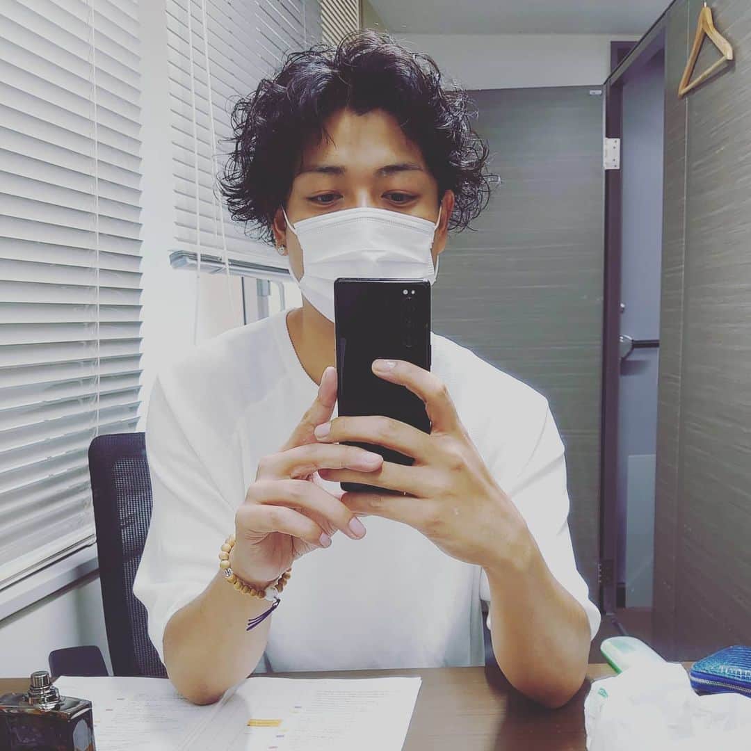 中村昌也のインスタグラム：「本日もデイリー9観てね！  楽屋にて………… 今日は凄いデカイ選手の特集!! 俺より34センチデカイ………… 楽しみだ〜 #NBA #NBARakuten #RakutenTV #DAILY9 #デカイ選手特集」