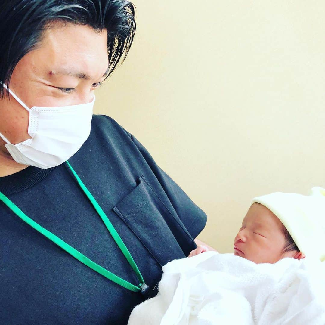 中澤聡太さんのインスタグラム写真 - (中澤聡太Instagram)「ようこそ！ 私事ですが先日、第三子となる女の子が誕生しました。大変なこの時期に元気な子を産んでくれた妻、逞しく産まれて来てくれた娘に感謝です。  #三姉妹 #なんだか女子多め #笑顔を心がけて #ムダ毛のお手入れして #女子力上げていこっと #可愛い部屋着でも新調しようかな #こんな父親だけど宜しく #皆さんに感謝」6月2日 20時23分 - sota_nakazawa