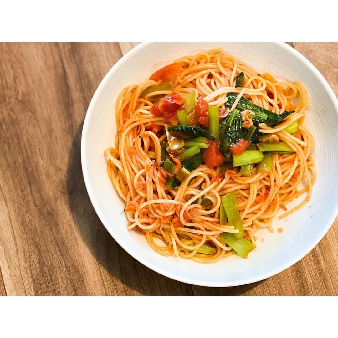 内田朝陽さんのインスタグラム写真 - (内田朝陽Instagram)「🦐小松菜と干し海老のトマトパスタ  トマトソースに小松菜の相性が好きです。  ペペロンチーノ作るノリで途中までやって、トマト缶をガン！と入れるだけ簡単。  以下、栄養士の友達 @mikichon_chon さんから  このパスタは、効率よくカロテン、ビタミンC、カルシウムを摂れて美容にも生活習慣病予防にも◎  小松菜のβカロテン、トマトのリコピン、干しえびのビタミンEは油に溶けて吸収されやすくなるので、オリーブオイルと相性抜群  トマトにはビタミンCの体内活性を高めるケルセチン(ポリフェノールの一種)を含むので、ビタミンCの多い小松菜と一緒に食べることで更に美肌効果が期待できます。  また、干しえびは干してないものに比べてタンパク質が豊富なので、パスタ全体の栄養バランスを良くしてくれていますね。  #パスタ　#簡単レシピ　#あさひめし　#朝陽飯　#アサヒ飯　#あさひ飯　#海老　#えび　#小松菜　#ニンニク　#オリーブオイル　#asahimeshi」6月2日 20時23分 - asahi_uchida