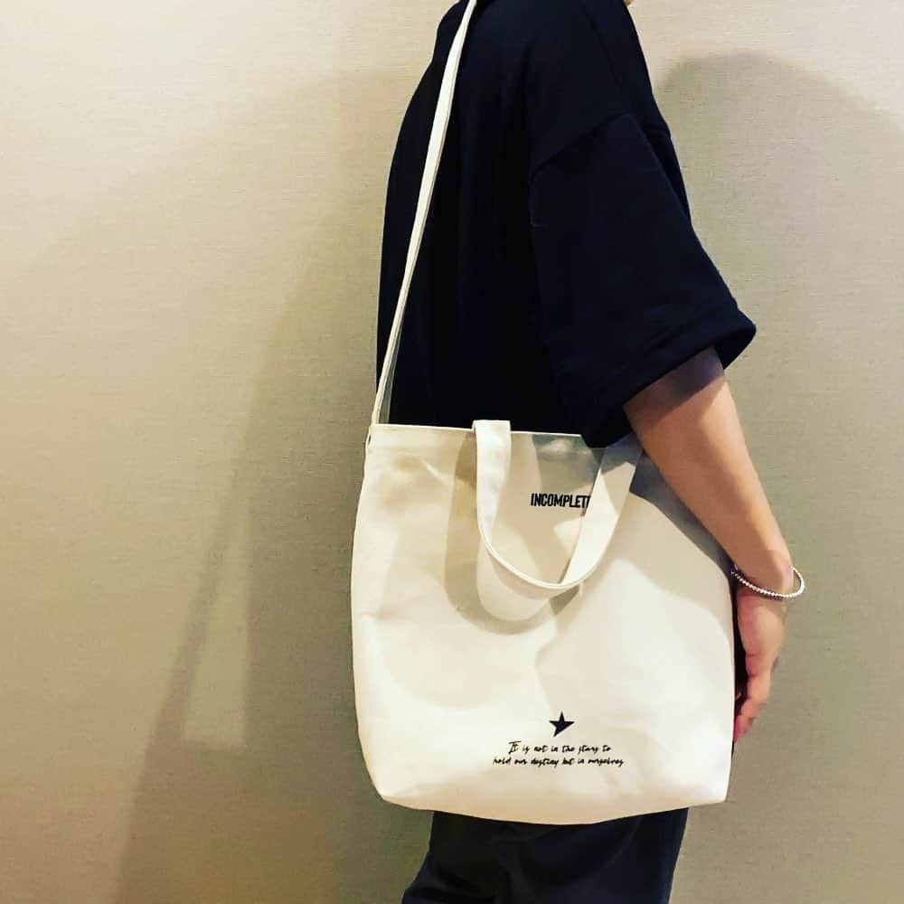 れいたのインスタグラム：「CANVAS SHOULDER BAG / IVORY  黒とデザインは違いますが大きさや仕様は同じです。 くったりとした生地感というよりは、厚めの生地でしっかりした作りになってます。 中はペットボトルや水筒を入れるポケットつけて、バッグの内側全体に防水加工もしてあります。 安心してぶちまけて下さい。 ペットボトル部分は使わない時は潰せるので場所は取らないと思います🤘🏻 #snakedlows #reita #totebag」