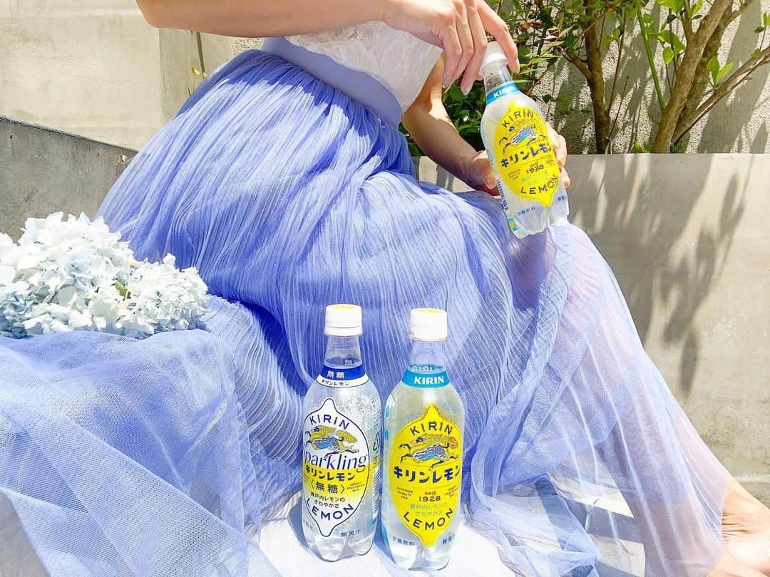 三井菜那さんのインスタグラム写真 - (三井菜那Instagram)「キリンレモンがリニューアルして新発売🍋  @kirin_beverage  ㅤㅤㅤㅤㅤㅤㅤㅤㅤㅤㅤㅤㅤ  それに伴い、 「晴れわたろう」キャンペーンがスタート☀️ ㅤㅤㅤㅤㅤㅤㅤㅤㅤㅤㅤㅤㅤ  わたしもこのキャンペーンのプロモーションに参加させていただいたのですが、  なんと！なんと！  わたしが撮った写真が  Tシャツになったのです👚  ㅤㅤㅤㅤㅤㅤㅤㅤㅤㅤㅤㅤㅤ  うれしすぎる...！！ ㅤㅤㅤㅤㅤㅤㅤㅤㅤㅤㅤㅤㅤ  キャンペーンのクリエイティブにも使っていただいていて感無量です🥺 一生の宝物だわ😭  ㅤㅤㅤㅤㅤㅤㅤㅤㅤㅤㅤㅤㅤ  ちなみにTシャツになった写真(2枚目)は、  わたしの好きが詰まったものなんです。 だいすきな何色ものブルーを詰め込んで、  爽やかさや透明感、  清潔感が伝わるような写真を撮りたいっ！とおもって撮りました⭐️ ㅤㅤㅤㅤㅤㅤㅤㅤㅤㅤㅤㅤㅤ  思いの詰まった写真がプリントされたTシャツ、  ぜひ応募してください🥺！ ㅤㅤㅤㅤㅤㅤㅤㅤㅤㅤㅤㅤㅤ  リニューアルしたキリンレモンは、  すっきりとしたレモンの美味しさがさらにさわやかで美味しくなった「キリンレモン」に加え、 「キリンレモン スパークリング 無糖」も新登場🌿  ㅤㅤㅤㅤㅤㅤㅤㅤㅤㅤㅤㅤㅤ  パッケージは初代のキリンレモンをモチーフにデザインされているんだって✍️ ㅤㅤㅤㅤㅤㅤㅤㅤㅤㅤㅤㅤㅤ  飲むと透き通る爽快感で  雲ひとつない青空が目の前に広がってるみたいに気分がぱっと明るくなれるよ🌻  ㅤㅤㅤㅤㅤㅤㅤㅤㅤㅤㅤㅤㅤ  https://bit.ly/36tmNMo 投稿画像は  緊急事態宣言前後に撮影した写真ではありません。 #キリンレモン #晴れわたろう#キリン #キリンビバレッジ #KIRIN #PR #青空 #空#夏#晴れ渡ろう#晴れ#季節を楽しむ#炭酸#爽やか#エモい」6月2日 20時17分 - nana.0312