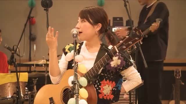関取花のインスタグラム：「先日の配信ライブ #家で五線譜 のアーカイブは6/7 23:59までの期間限定公開です。とても良いライブだったので期間中は毎日宣伝するかも。お許しを🙏 ・ これはMC中のお金の話💸なぜこんな話になったのか…本編をチェック！ @dosukoi87 のプロフィールから飛べます。」