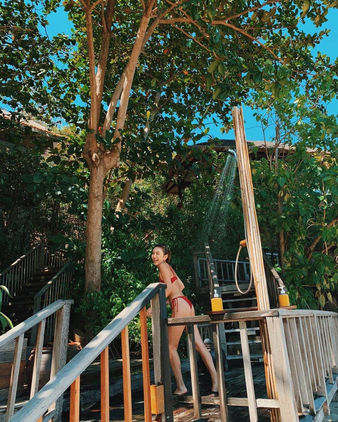 小竹麻美さんのインスタグラム写真 - (小竹麻美Instagram)「2019 February ｜Samui 天国みたいだった思い出のサムイ島。 @sixsensessamui に初めて宿泊。可愛いヴィラに最高の景色が一望できるプライベートプール。💎 毎朝鳥のさえずりで、早く目が覚めたな〜。暑いのさえも気持ちよくって、居心地最高のリゾート。毎日、モリモリの朝ごはんと夕方のアイス、あとありさのダンスが楽しみすぎて💕 離島のピピ島にも遊びにいって、とっても綺麗な小さな島も満喫♡もう空港のスタートからバイバイの瞬間まで楽しかったサムイでした。有砂のYoutubeに詳しく載っています💕 あと忘れちゃいけないのが！私たちの旅にはいつも @googlepixel が一緒。広角セルフィーも夜景もばっちり旅の楽しい思い出を残してくれます。ピクセルしよー！が私たちの旅の口癖😂✨ #Googlepixel#teampixel#pixelで撮影 #samui#samuiisland#thailand#sixsenses#sixsensessamui#pool#trip#サムイ#サムイ島」6月2日 20時23分 - asamikotake