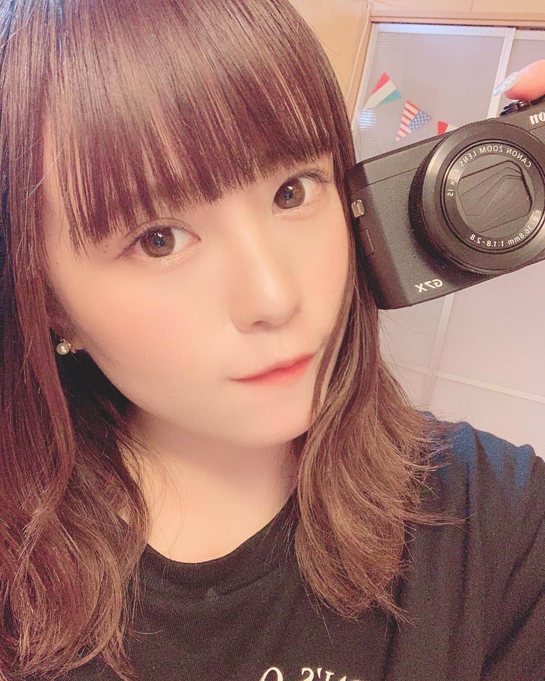 のインスタグラム：「はいっ、チーズ📸♡ いつもYouTubeはこのカメラで撮ってる(∩´｡•×•｡`∩)♡ #カメラ女子 #カメラ #カメラ初心者 #カメラ好きな人と繋がりたい #カメラのある生活 #YouTube #youtuber #youtuber好きな人と繋がりたい #おうち時間 #動画撮影」
