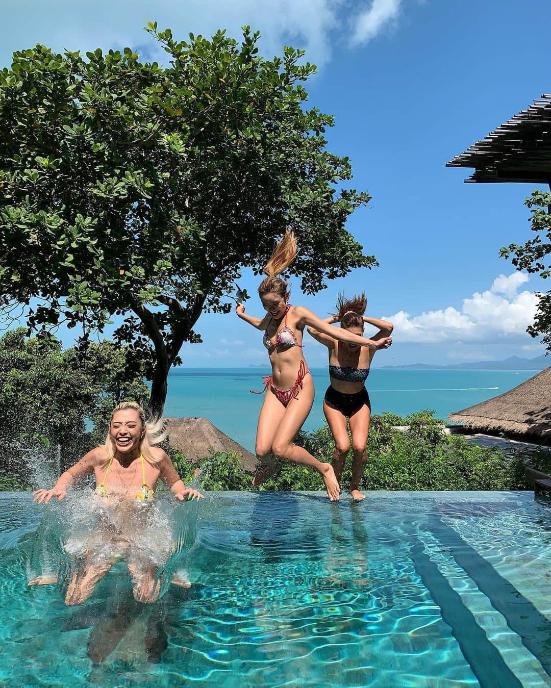 小竹麻美のインスタグラム：「2019 February ｜Samui 天国みたいだった思い出のサムイ島。 @sixsensessamui に初めて宿泊。可愛いヴィラに最高の景色が一望できるプライベートプール。💎 毎朝鳥のさえずりで、早く目が覚めたな〜。暑いのさえも気持ちよくって、居心地最高のリゾート。毎日、モリモリの朝ごはんと夕方のアイス、あとありさのダンスが楽しみすぎて💕 離島のピピ島にも遊びにいって、とっても綺麗な小さな島も満喫♡もう空港のスタートからバイバイの瞬間まで楽しかったサムイでした。有砂のYoutubeに詳しく載っています💕 あと忘れちゃいけないのが！私たちの旅にはいつも @googlepixel が一緒。広角セルフィーも夜景もばっちり旅の楽しい思い出を残してくれます。ピクセルしよー！が私たちの旅の口癖😂✨ #Googlepixel#teampixel#pixelで撮影 #samui#samuiisland#thailand#sixsenses#sixsensessamui#pool#trip#サムイ#サムイ島」