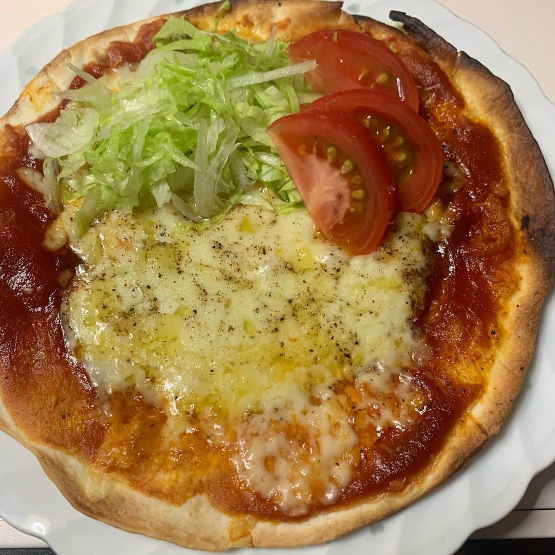 宙也さんのインスタグラム写真 - (宙也Instagram)「フラワートルティーヤで。ケチャップとチーズだけでピザ。的な。＋レタスとトマト。」6月2日 20時21分 - chuya_aquarius