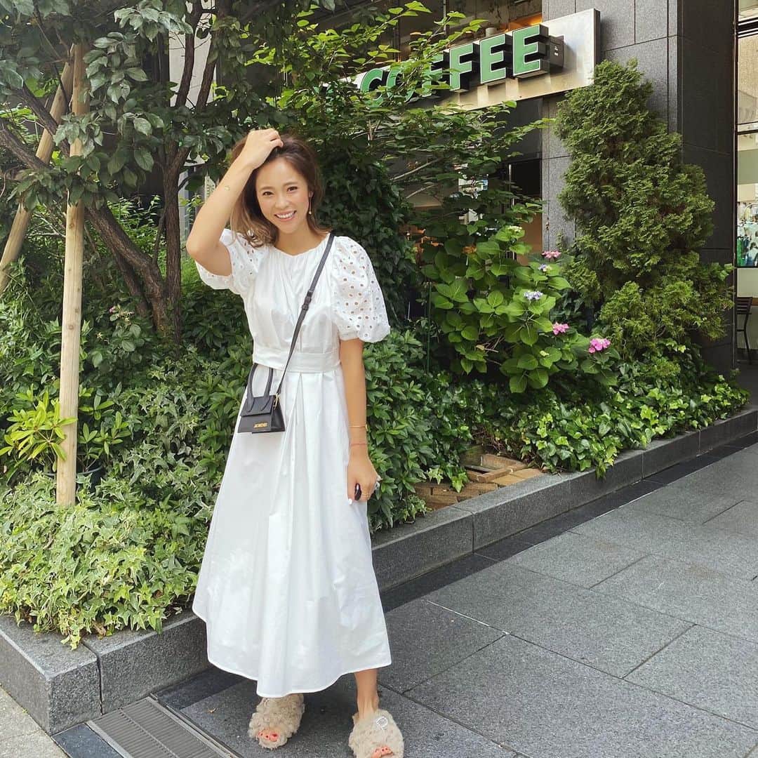 Risako Yamamotoさんのインスタグラム写真 - (Risako YamamotoInstagram)「暑かったので涼し気な白を着ました🤍 今日はコロナ太りをこっそり隠してくれるワンピース🤫 ・ ウエストのリボンでウエストをほっそり、腕のボリュームのおかげで二の腕を隠してもらいました🤭♡ ・ ・ OP/// #rosymonster  BAG/// #jacquemus  SHOES/// #rochas ・ ・ #ootd #fashion #coordinate」6月2日 20時24分 - risako_yamamoto
