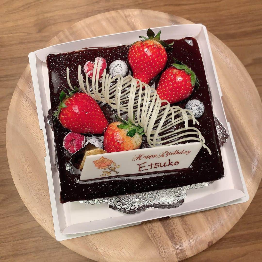 ryuu79hinaのインスタグラム：「20.06.02 ・ ・ Today is my birthday 🎂 ・ ・ 今年も無事に誕生日を迎える事ができました。 サプラーイズもあったりで嬉しかった😭💕 ・ ・ 実感はまったくないけど…30代最後のとし！ 変わらず健康第一で笑って過ごしたいなぁ〜🤗 ・ 子供達には、土曜日にプレゼント貰ったよ🎁←サプライズでね♡♡ お小遣いで私の好きなチョコ、飴、カフェオレとかくれたよ！ その時の姿が可愛かったなぁ〜❤️ ・ ・ 久しぶりにチョコケーキも美味しかった😋 ・ ・ 数字が色んな色に光るんだよ🦄 ━━━━━━━━━━━━━━━ #6月2日#双子座#mybirthday#birthday#誕生日#お誕生日#ケーキ#誕生日ケーキ#チョコレート#チョコレートケーキ#スイーツ#39歳#記録#ロカリ#おうち時間#おうちカフェ#おきがくらぶ#おきが倶楽部#置き画#置き画倶楽部#素敵な1年になりますように」