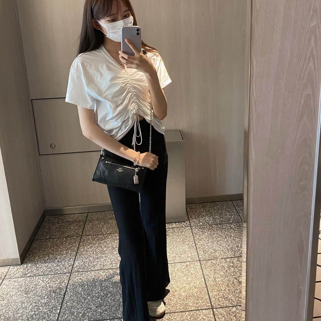 野島樺乃のインスタグラム：「いつかの私服☺︎‬︎ . . . . #私服 #ootd #モノトーンコーデ #coach」