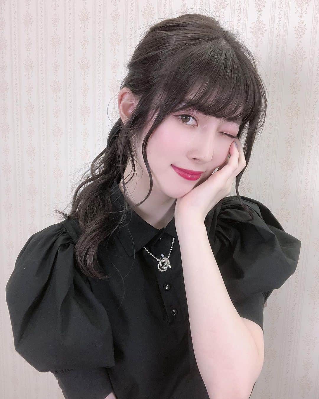 日下部美愛のインスタグラム：「この日久しぶりに美容院に行けて幸せだったの〜 lewinの中野さんとたくさん喋って素敵な色にしてくださって最高だ、、 美容院大好きだからもう緊急事態宣言出て欲しくないな . . . #fashion #makeuptutorial #makeupartist  #instagood #photo #Japan #me #selfie  #instafashion #body #bodymake  #맞팔 #사진 #데일리 #데일리룩 #인스타사진 #인스타그램 #일본인」