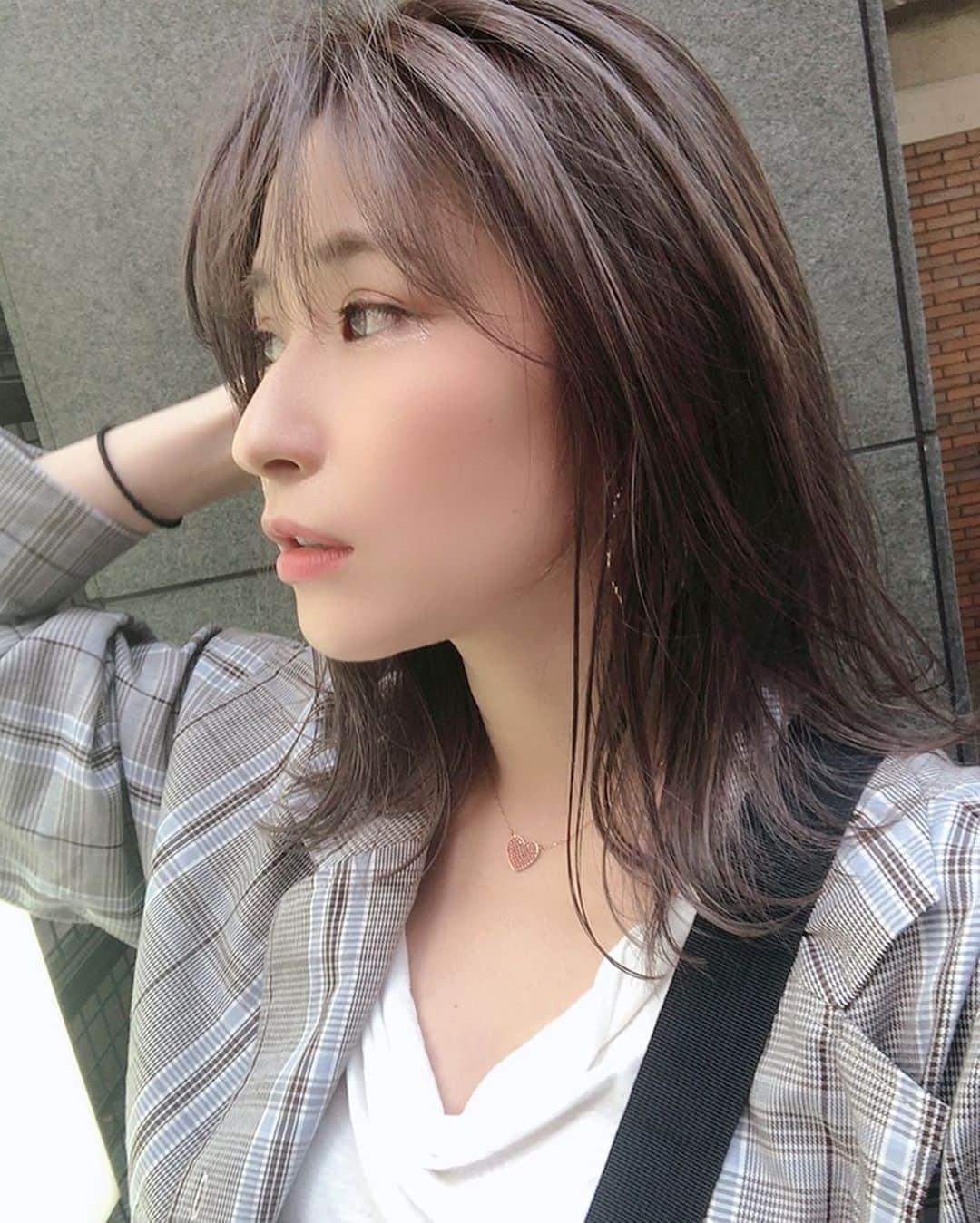 有馬綾香のインスタグラム：「ついにカラーとカットしてきました😇  頭軽くてヘドバンしたくなるっ！！！！ うえーい！！！！！ そしてビフォーアフターやばいww  #merry #hair #colour #shibuya」