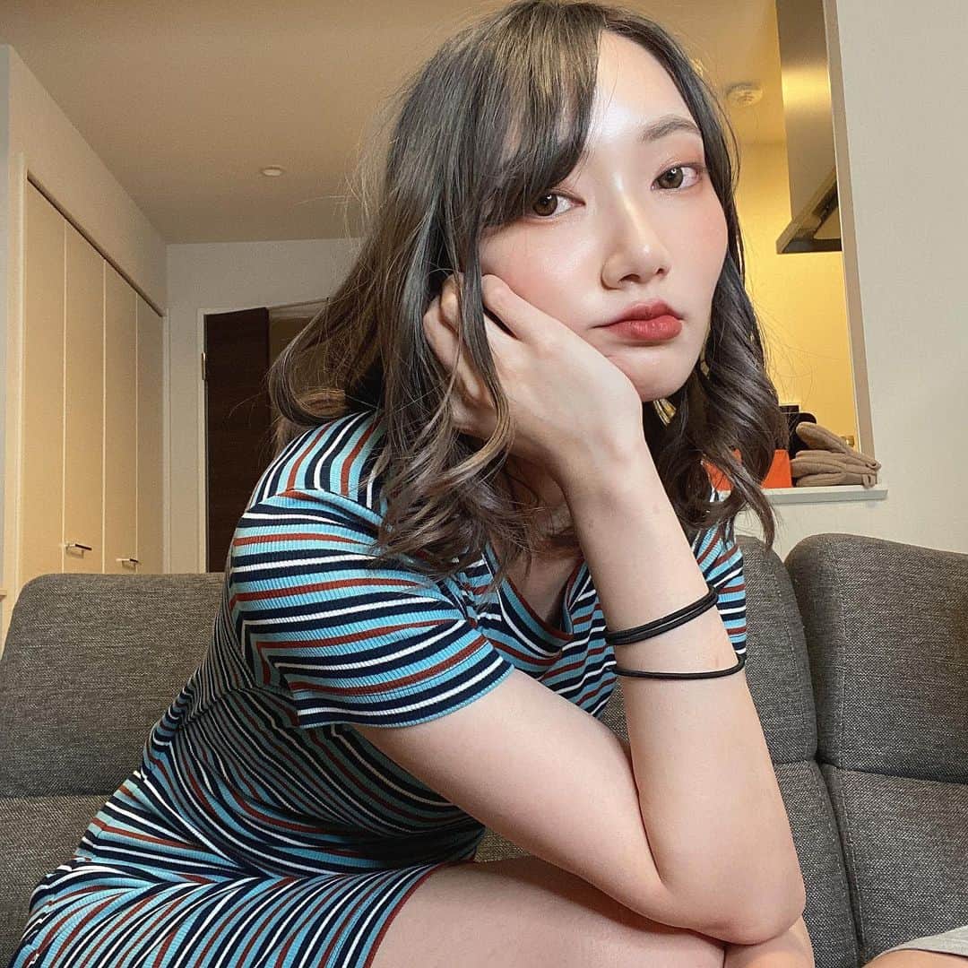 ゆりのインスタグラム：「引っ越してからこのソファが本当にお気に入り...レッグマッサージャー使いながらテレビで映画見ながらダラっとするの幸せ... 今日着てるのはゆったりだけどゆったりすぎないワンピース🥺 後ろがかわいくて、おうち時間が多い日でも着れそう！ 後ろが空いてるデザインって下着選んだりするけど、これはちょうどいいところが出てて楽ちんに肌見せできるから良いね👏 #gu_for_all  #GUstyle #gupr #MIXMANIA #Tワンピース」