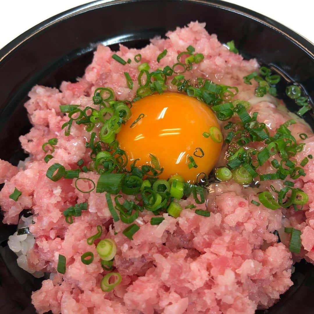 南條早紀のインスタグラム：「ねぎとろたま丼💓 . . きょうのお昼ごはん🍚 富山テレビおとなりの「魚正」さんの ねぎとろ丼＋トッピングの生卵🥺 . お値段なんとワンコインの500円！ たまご追加でも550円‼️💓 お安いーーー🥺❤️ . . 手軽に買えて、するするする〜っと 食べられるから（飲める！笑） 本当によくお世話になってる😂 . . 本日、収録の前にいただきました💓 たまごトッピングは、会社の先輩がおすすめしてくれて それ以来必ずつけちゃう🤔✨ . . 出来上がりを待ちながら、お魚情報を リサーチするのも好きな時間です🐟✨ . . #富山 #富山市 #富山県 #toyama #魚正 #富山グルメ #グルメ #ランチ #富山ランチ #テイクアウト #富山テイクアウト #海鮮丼 #海鮮丼ランチ #ねぎとろ #ネギトロ #ねぎとろ丼  #ネギトロ丼 #たまごトッピング #マグロ  #海の幸 #コスパ最高 #美味しい #おいしい #大好き #たまらない #🐟 #うちデリ #アナウンサー #南條早紀 #なんじょうのにちじょう」