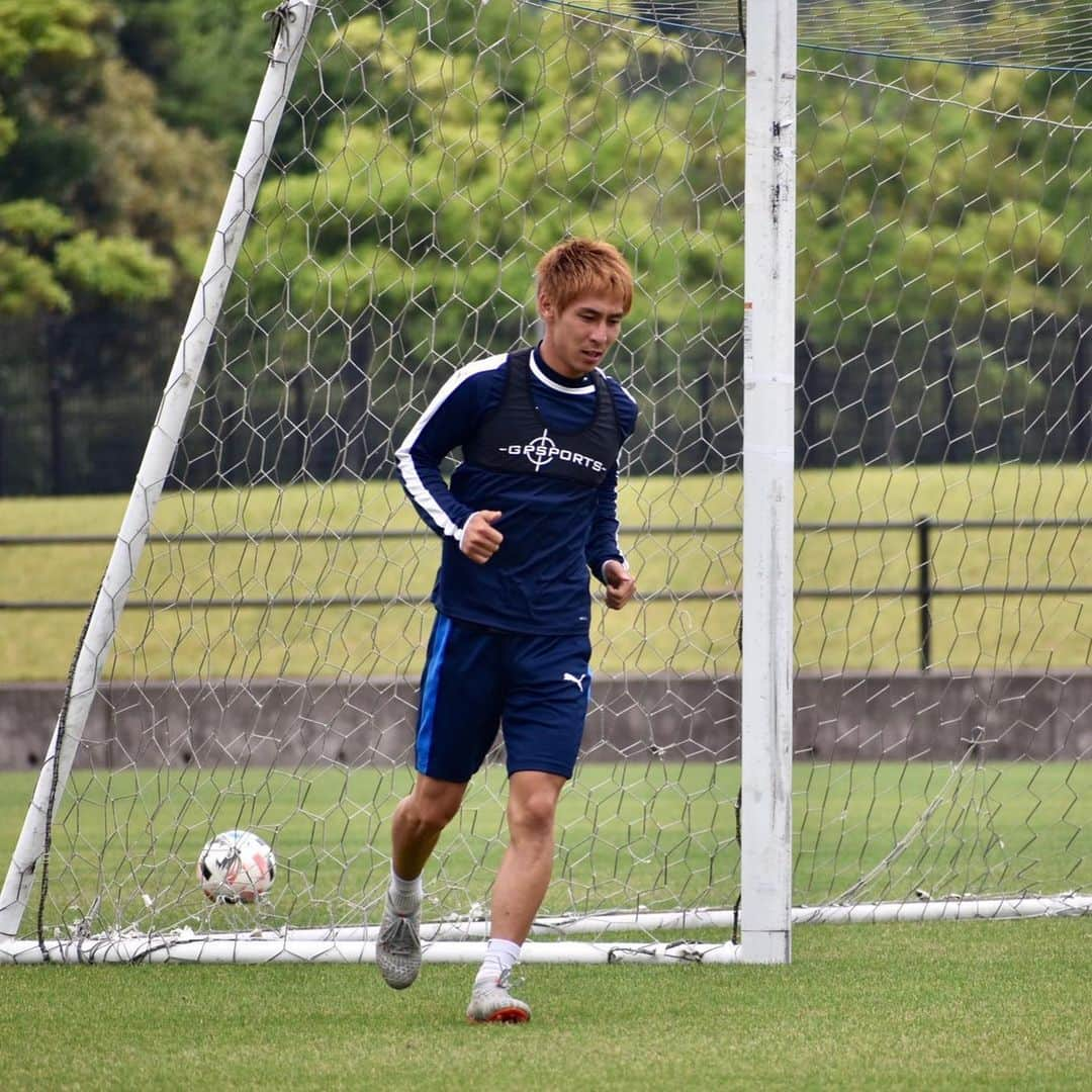 米澤令衣のインスタグラム：「. 6月27日開幕！！ . はやく満員のスタジアムでサッカーしたい⚽️ . #気を抜かずコロナ対策 #手洗いうがいマスク #じゅんきくんもこうたろうくんも #練習中に寝てる #集中して #鹿児島ユナイテッドFC」