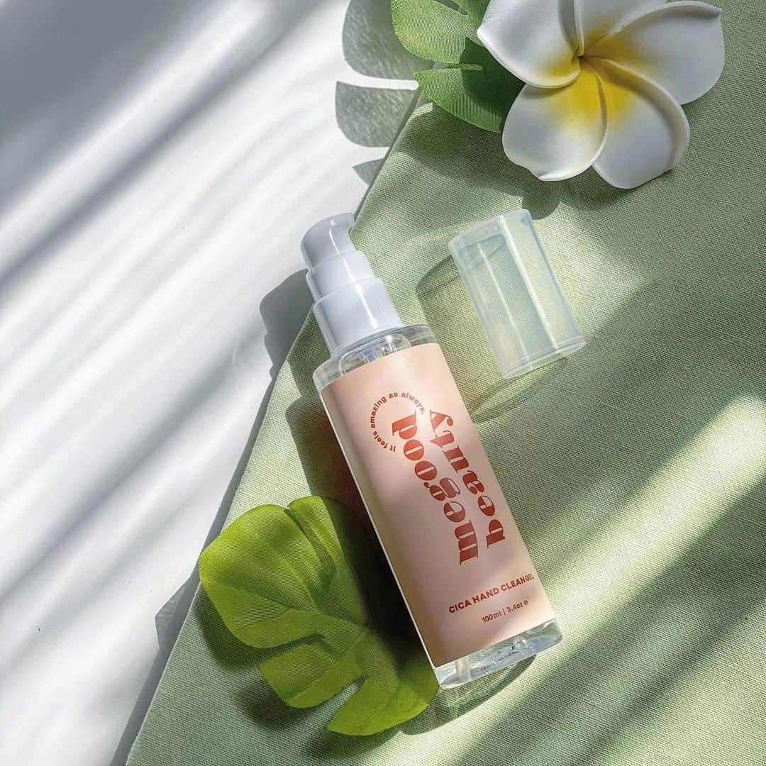 のインスタグラム：「. ケアしながら除菌も出来るハンドジェル🙋‍♀️ . ✔︎megood beauty アルコールジェル『シカハンドクリーンジェル』 ※ @_megbaby_  が プロデュースしているコスメブランド🌿 . エタノール65%でしっかり除菌出来るし、 除菌ジェルって手が乾燥しがちだけど CICA成分が手肌をケアしてくれるの👏 大好きなCICAが入ってるなんて最高🥰 ボトルタイプで持ち運びも便利💟 .  #コスメ#スキンケア#韓国美容#美容#ハンドジェル #megoodbeauty#除菌グッズ#除菌ジェル#cicahandcleangel#コスメレポ#CICA#シカ#ハンドケア  #メグベイビー#화장품#化妆品#はるさんのコスメレポ」