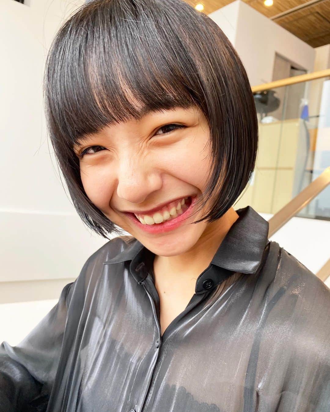 日野達也のインスタグラム：「笑顔が本当に素敵なすずちゃん☺️ @suzu____chan . 会うと本当に元気をもらえる😌 ヒルナンデスや大手CM含め本当に沢山の番組で活躍しているすずちゃんのメンテナンスを任せてもらえている事は美容師としてすごく幸せな事✨ . これからもすずちゃんの最高のボブを作り続けます！ . #山之内すず .  皆様に妥協せず時間を割くために1日のご予約をmax6名に制限し、一人一人に"時間"を大切にゆとりある施術をしております。 . 【GO TODAY SHAiRE SALON 原宿本店】 東京都渋谷区神宮前1-14-34 FPG links HARAJUKU 7F  原宿駅目の前の個室サロンでフリーランスとして働いてます✂︎ 営業時間はなく、お客様の都合に合わせれる形で寄り添います👍  #日野ボブ #ボブ #地毛風ストレート #ウェーブパーマ #ショート #ショートボブ #切りっぱなしボブ #バッサリボブ #外ハネボブ #インナーカラー #ボブアレンジ #hair #make #外ハネ #ミディアム  #バッサリボブ #ウェーブボブ #パーマ #グレージュ#アッシュ #カラー  #bob」