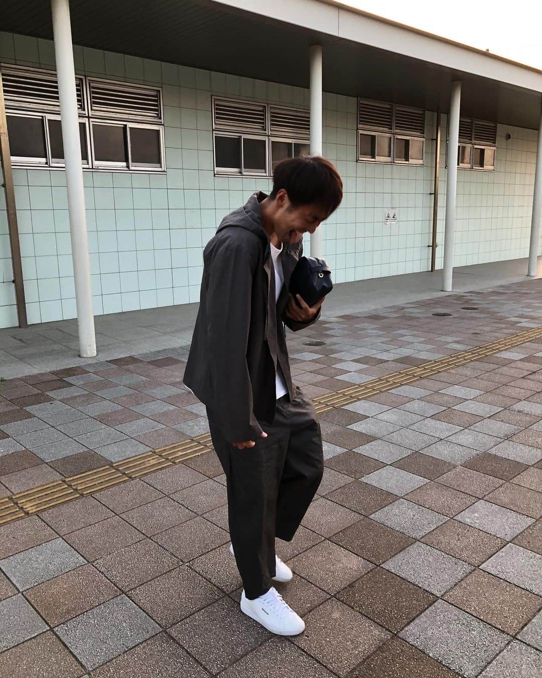 武岡優斗さんのインスタグラム写真 - (武岡優斗Instagram)「ロッカー隣のファッショニスタ。  昨日… このクセの塊ファッショニスタと ご飯に行った時に… 家まで迎えに来てもらったんやけど。 ドア開けた瞬間… 目に飛び込んできたのは 《すんごいパンツ》 でした笑  どんなパンツかと言うと… わかりやすく言うとバーバリーのベージュのチェック柄のパンツみたいなやつ。  一回りしたながら クセの塊ファッショニスタだなと感じた瞬間。 その後にファッションの話になり… あーだこーだ話した結果… 「明日セットアップ着てきて」  という流れになり  本日セットアップで出勤の Instagramがつまんなさすぎるクセの塊ファッショニスタ。  しかしながら 昨日のパンツのファーストインプレッションが半端なさ過ぎて頭から離れません笑 あの個性の出し方すんごい笑 スニーカーも凄かった笑  Today's  photo でした^ ^  #renofa #renofayamaguchi #レノファ山口 #古賀俊太郎 #謎の練習生 #謎の練習生仲間 #ロッカー隣 #クセの塊ファッショニスタ #Instagramがつまんなさすぎる　 #Instagramがつまんなさすぎるクセの塊ファッショニスタ #あのベージュのチェック柄 #目に焼きついて離れません #今日のセットアップ #昨日とのGAPがすんごいね #明日はどんなファッションで来るのかな #山口のクセ塊ファッショニスタ #今後ご注目 #海外要素入れてくるからなー笑 #期待しとこ #現場からは以上です🙏」6月2日 21時00分 - yuto_takeoka17