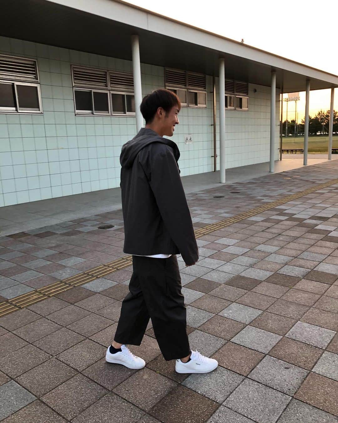 武岡優斗さんのインスタグラム写真 - (武岡優斗Instagram)「ロッカー隣のファッショニスタ。  昨日… このクセの塊ファッショニスタと ご飯に行った時に… 家まで迎えに来てもらったんやけど。 ドア開けた瞬間… 目に飛び込んできたのは 《すんごいパンツ》 でした笑  どんなパンツかと言うと… わかりやすく言うとバーバリーのベージュのチェック柄のパンツみたいなやつ。  一回りしたながら クセの塊ファッショニスタだなと感じた瞬間。 その後にファッションの話になり… あーだこーだ話した結果… 「明日セットアップ着てきて」  という流れになり  本日セットアップで出勤の Instagramがつまんなさすぎるクセの塊ファッショニスタ。  しかしながら 昨日のパンツのファーストインプレッションが半端なさ過ぎて頭から離れません笑 あの個性の出し方すんごい笑 スニーカーも凄かった笑  Today's  photo でした^ ^  #renofa #renofayamaguchi #レノファ山口 #古賀俊太郎 #謎の練習生 #謎の練習生仲間 #ロッカー隣 #クセの塊ファッショニスタ #Instagramがつまんなさすぎる　 #Instagramがつまんなさすぎるクセの塊ファッショニスタ #あのベージュのチェック柄 #目に焼きついて離れません #今日のセットアップ #昨日とのGAPがすんごいね #明日はどんなファッションで来るのかな #山口のクセ塊ファッショニスタ #今後ご注目 #海外要素入れてくるからなー笑 #期待しとこ #現場からは以上です🙏」6月2日 21時00分 - yuto_takeoka17