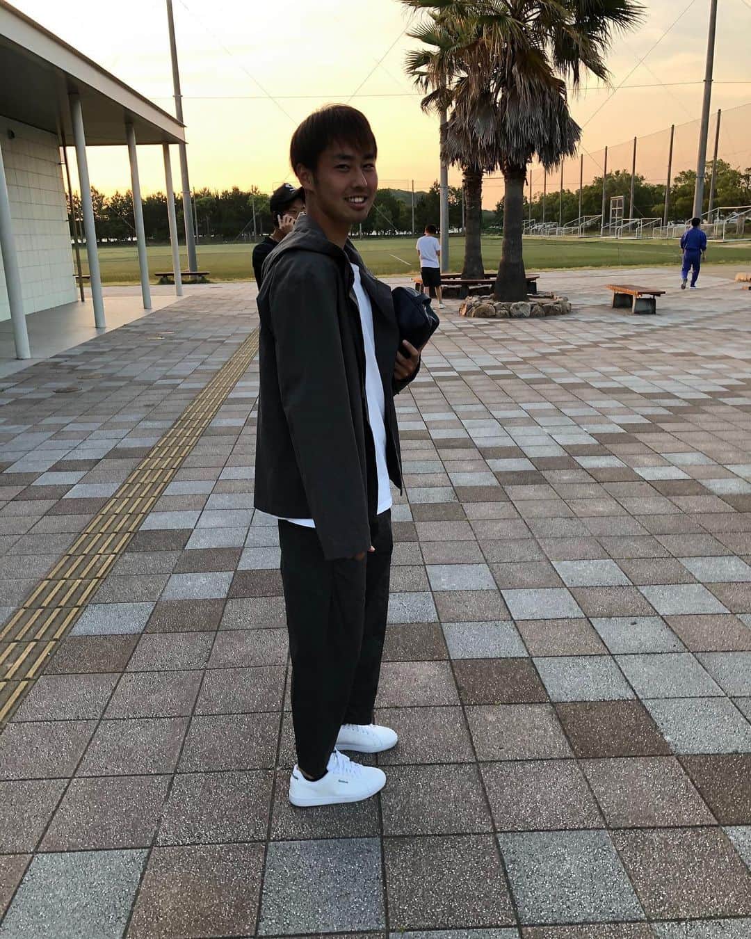 武岡優斗さんのインスタグラム写真 - (武岡優斗Instagram)「ロッカー隣のファッショニスタ。  昨日… このクセの塊ファッショニスタと ご飯に行った時に… 家まで迎えに来てもらったんやけど。 ドア開けた瞬間… 目に飛び込んできたのは 《すんごいパンツ》 でした笑  どんなパンツかと言うと… わかりやすく言うとバーバリーのベージュのチェック柄のパンツみたいなやつ。  一回りしたながら クセの塊ファッショニスタだなと感じた瞬間。 その後にファッションの話になり… あーだこーだ話した結果… 「明日セットアップ着てきて」  という流れになり  本日セットアップで出勤の Instagramがつまんなさすぎるクセの塊ファッショニスタ。  しかしながら 昨日のパンツのファーストインプレッションが半端なさ過ぎて頭から離れません笑 あの個性の出し方すんごい笑 スニーカーも凄かった笑  Today's  photo でした^ ^  #renofa #renofayamaguchi #レノファ山口 #古賀俊太郎 #謎の練習生 #謎の練習生仲間 #ロッカー隣 #クセの塊ファッショニスタ #Instagramがつまんなさすぎる　 #Instagramがつまんなさすぎるクセの塊ファッショニスタ #あのベージュのチェック柄 #目に焼きついて離れません #今日のセットアップ #昨日とのGAPがすんごいね #明日はどんなファッションで来るのかな #山口のクセ塊ファッショニスタ #今後ご注目 #海外要素入れてくるからなー笑 #期待しとこ #現場からは以上です🙏」6月2日 21時00分 - yuto_takeoka17
