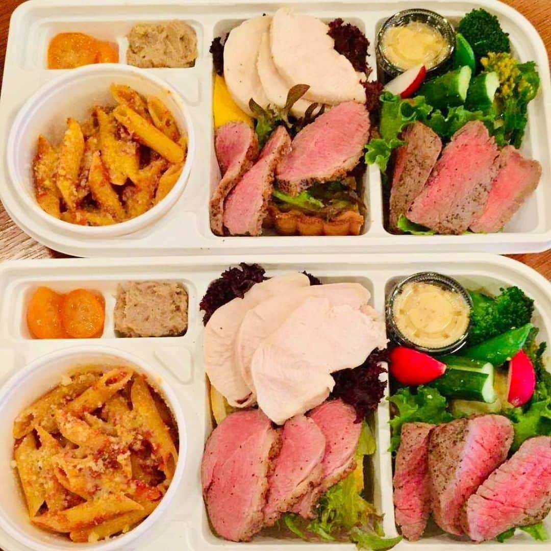 オズモールレストランさんのインスタグラム写真 - (オズモールレストランInstagram)「おうちごはんを満喫🍴 レストランのテイクアウトメニュー ＊ 横浜山手 隠れ家フレンチ kikuchi＠石川町  横浜・山手の24年続く隠れ家レストラン「横浜山手 隠れ家フレンチ kikuchi」の味を、自宅でも楽しめるテイクアウトプラン。お店で食べるコース同様に、こだわりの食材をふんだんに使用した本格料理の数々をカフェ仕様のBOXに詰め合わせでご提供。放牧牛ステーキにローストポーク、キッシュなどおいしい食事をご家庭でもそのまま楽しんで ＊ 【シェフお任せの約8品】 (例：キッシュ、ペンネ、鎌倉野菜のサラダ、、リュエット、ローストポーク、サラダチキン、放牧牛ステーキなど） ＊ 詳しくは店舗名+OZmallで検索！  テイクアウト特集はプロフィールURLより @ozmall_restaurant  #おうちグルメ #おうちでスイーツ  #テイクアウト #テイクアウトグルメ #テイクアウトスイーツ  #テイクアウトを楽しもう #OZのテイクアウト #ozmall #オズモール #OZグル　#レストラン #グルメ #グルメ好きな人と繋がりたい」6月2日 21時01分 - ozmall_restaurant