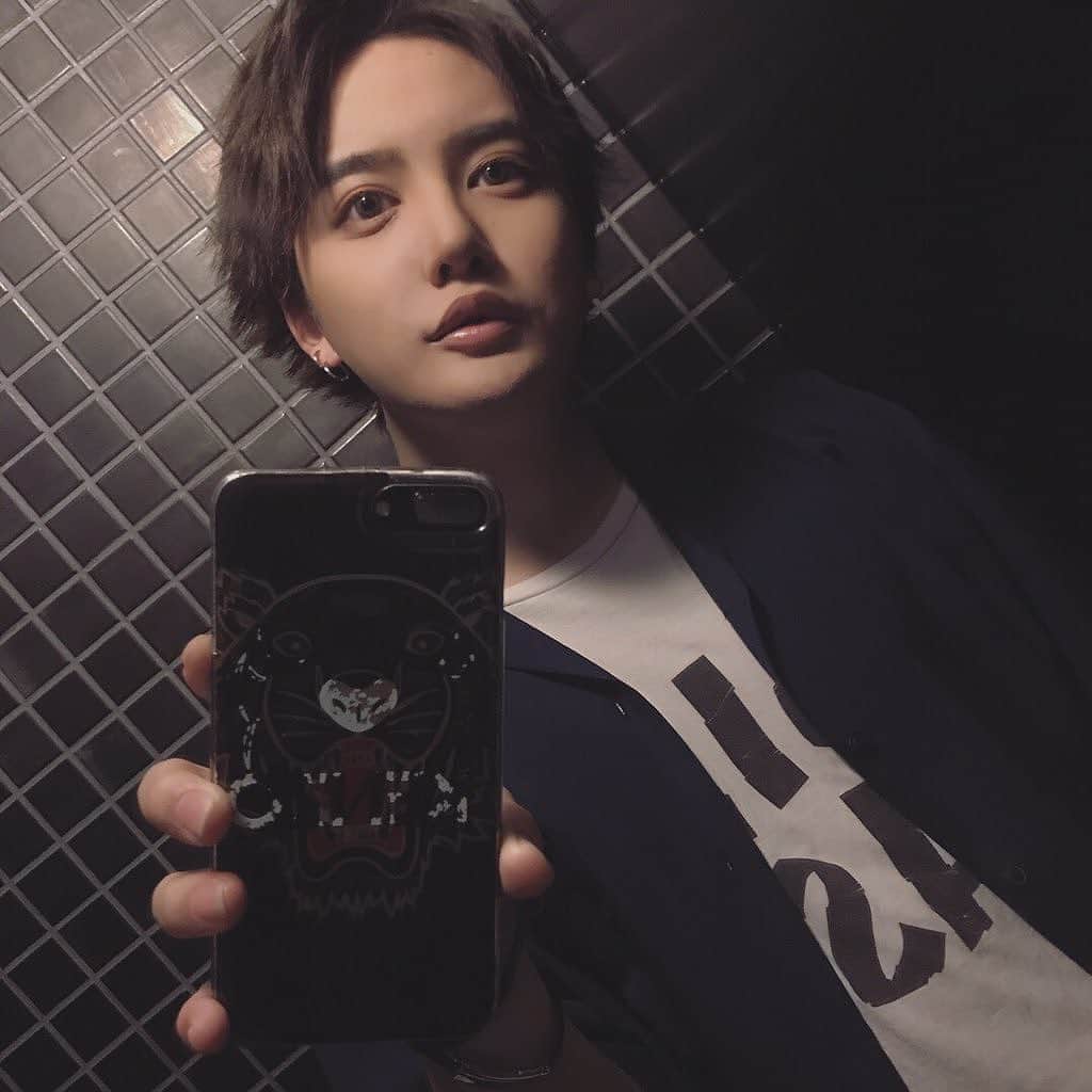 やっぴのインスタグラム：「アートメイク気になってるから自粛終わったら行きたいなって考えてる〜🤔 アートメイクは眉毛とか唇、アイラインにタトゥーみたいな感じで直接色を入れていく感じのやつやねんけど眉毛の形コンプレックスやからめちゃくちゃ気になる…！ メディカルブローってクリニックのアカウントに症例写真めちゃ載ってていい感じやし芸能人も沢山いってるしめちゃくちゃ気になるなあなあ🥺🥺🥺行ったことある人おる？ ・ハッシュタグ #メディカルブロー  #アートメイク #アートメイク眉 #メディカルアートメイク #6dストローク」