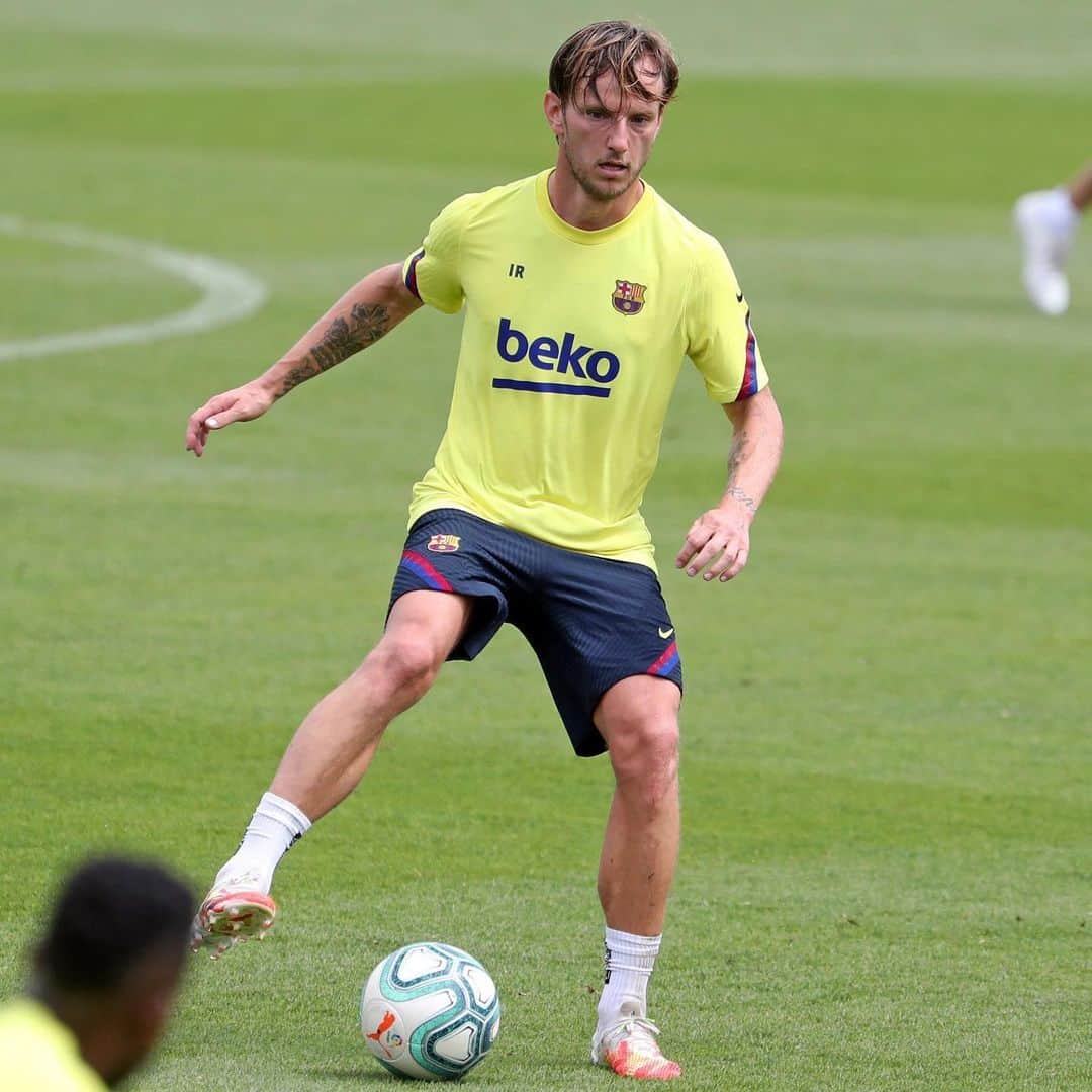 イヴァン・ラキティッチのインスタグラム：「⚽️🔋💪」