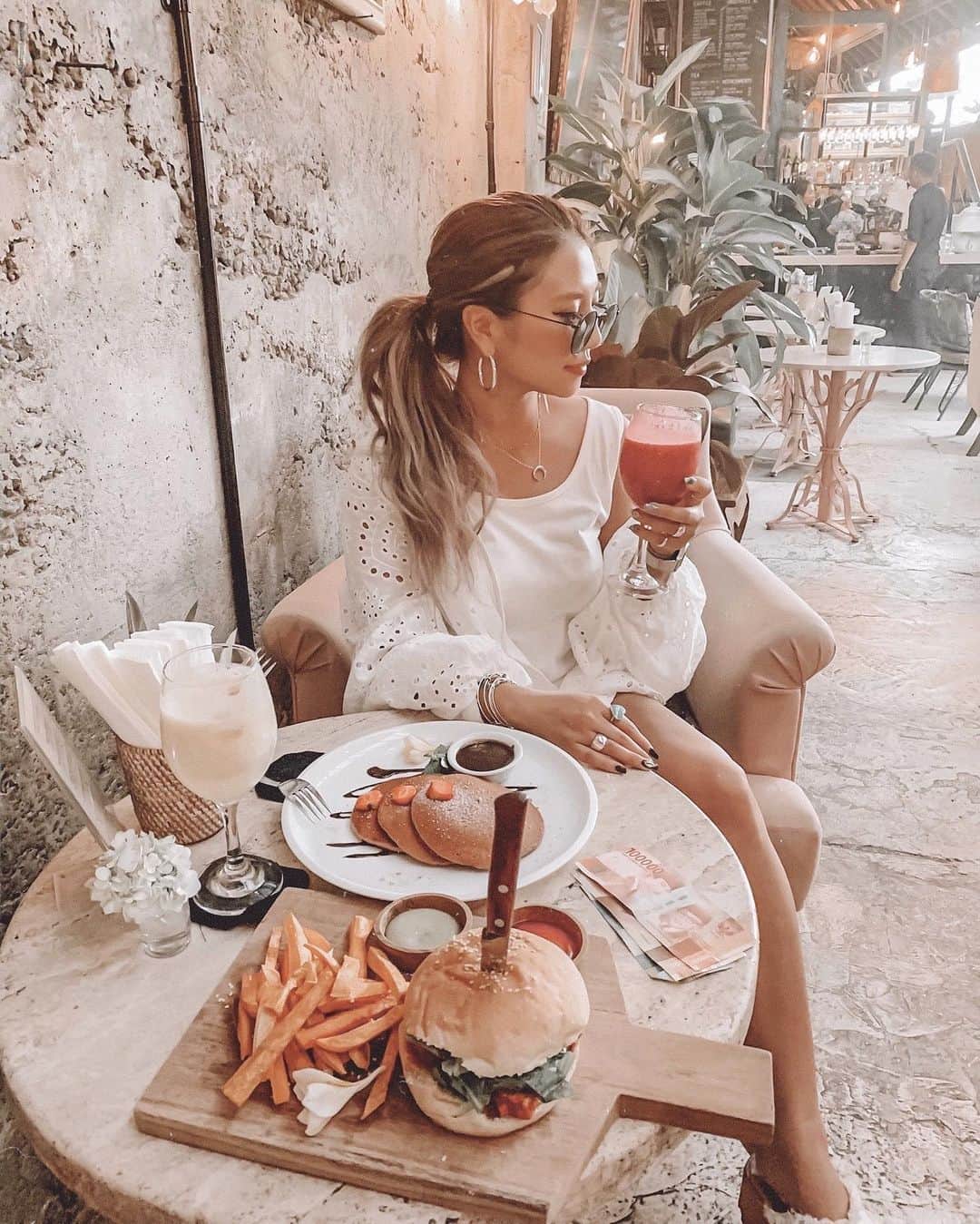 ✷kana✷のインスタグラム：「🍔🍴🍹 . . いつの写真ww エクステ丸出しだしね🤦🏽‍♀️ . あしたやっっっと友達に会えるーーー うれしすぎて泣きそうw」