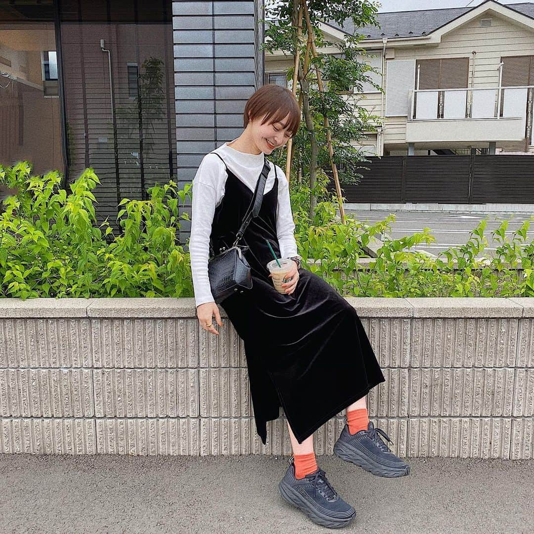 磯俣愛さんのインスタグラム写真 - (磯俣愛Instagram)「シンプルコーデの時は足元にポイントを👆 この日は靴下の色🌞 @hokaoneone 歩きやすすぎてお散歩にぴったりだ . . . . . . . . #holidayandholiday#韓国ファッション#韓国通販 #無印良品#無印コーデ#muji#梅雨#梅雨コーデ #靴下#靴下コーデ#オレンジカラー#ワンポイントコーデ #モノクロコーデ#がま口バッグ#がま口ポーチ #nokcha#hokaoneone#hoka#oneone#ホカオネオネ #スニーカーコーデ#スニーカー女子#シンプルコーデ #カジュアルコーデ#プチプラコーデ#ショートヘア#あいちゃんの服」6月2日 21時19分 - ai_isomata