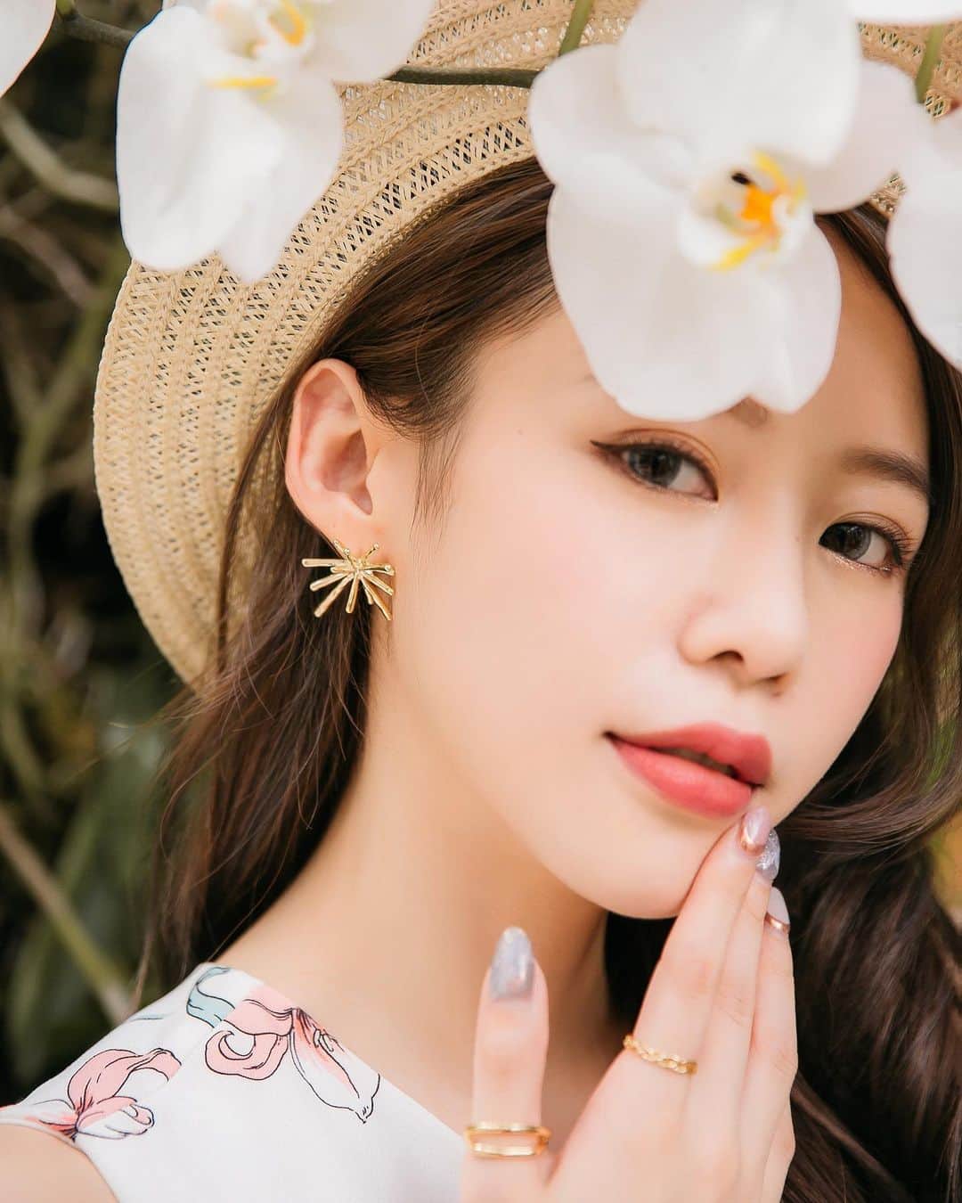 紀卜心さんのインスタグラム写真 - (紀卜心Instagram)「有時出門太匆忙會忘記帶飾品 簡直要我崩潰😭😭😭﻿ 拍照或穿搭沒有耳環就會覺得少了什麼﻿ 就像吃玉米片少了牛奶﻿ 吃燒餅少了豆漿!!!﻿ 你們懂嗎???!!!!﻿ 於是我想到一個好主意💡因為出門一定不會忘記揹包包嘛～只要在我每個包裡都分別放一兩副耳環就不怕忘記帶或沒得替換了🤣🤣﻿ ﻿ 一口氣補貨了很多百搭又有質感的飾品們 @lionmango_tw  #lionmango #LMGOlife」6月2日 21時21分 - eatzzz7