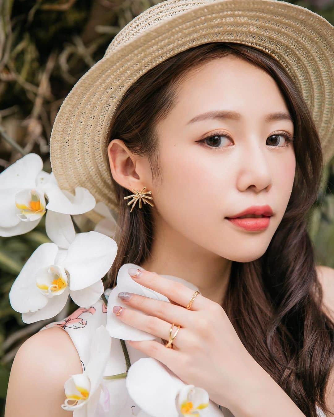 紀卜心さんのインスタグラム写真 - (紀卜心Instagram)「有時出門太匆忙會忘記帶飾品 簡直要我崩潰😭😭😭﻿ 拍照或穿搭沒有耳環就會覺得少了什麼﻿ 就像吃玉米片少了牛奶﻿ 吃燒餅少了豆漿!!!﻿ 你們懂嗎???!!!!﻿ 於是我想到一個好主意💡因為出門一定不會忘記揹包包嘛～只要在我每個包裡都分別放一兩副耳環就不怕忘記帶或沒得替換了🤣🤣﻿ ﻿ 一口氣補貨了很多百搭又有質感的飾品們 @lionmango_tw  #lionmango #LMGOlife」6月2日 21時21分 - eatzzz7