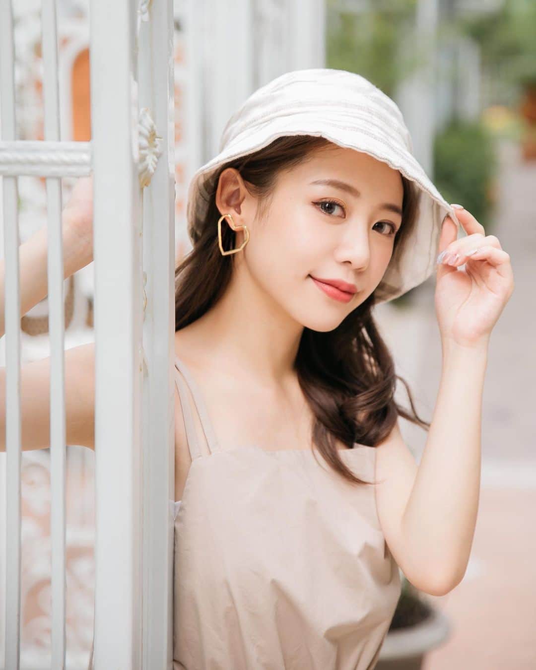 紀卜心さんのインスタグラム写真 - (紀卜心Instagram)「有時出門太匆忙會忘記帶飾品 簡直要我崩潰😭😭😭﻿ 拍照或穿搭沒有耳環就會覺得少了什麼﻿ 就像吃玉米片少了牛奶﻿ 吃燒餅少了豆漿!!!﻿ 你們懂嗎???!!!!﻿ 於是我想到一個好主意💡因為出門一定不會忘記揹包包嘛～只要在我每個包裡都分別放一兩副耳環就不怕忘記帶或沒得替換了🤣🤣﻿ ﻿ 一口氣補貨了很多百搭又有質感的飾品們 @lionmango_tw  #lionmango #LMGOlife」6月2日 21時21分 - eatzzz7