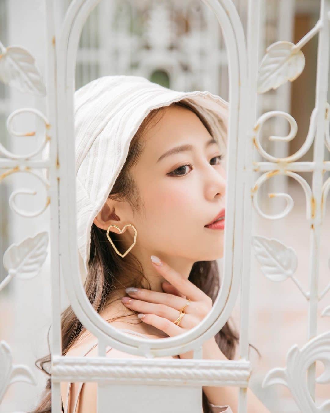 紀卜心さんのインスタグラム写真 - (紀卜心Instagram)「有時出門太匆忙會忘記帶飾品 簡直要我崩潰😭😭😭﻿ 拍照或穿搭沒有耳環就會覺得少了什麼﻿ 就像吃玉米片少了牛奶﻿ 吃燒餅少了豆漿!!!﻿ 你們懂嗎???!!!!﻿ 於是我想到一個好主意💡因為出門一定不會忘記揹包包嘛～只要在我每個包裡都分別放一兩副耳環就不怕忘記帶或沒得替換了🤣🤣﻿ ﻿ 一口氣補貨了很多百搭又有質感的飾品們 @lionmango_tw  #lionmango #LMGOlife」6月2日 21時21分 - eatzzz7