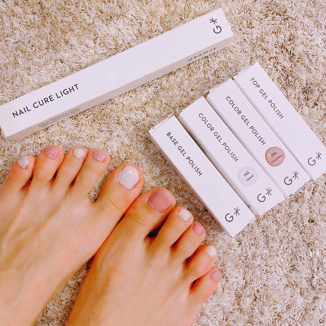 根岸愛のインスタグラム：「💅💅💅 ずっとおうちに眠ってた🏠 ジェルネイルを 自分でやってみた🥰💕 ムラあるけど遠目じゃわからん！w いちごミルクな足🦶💅 #nail #selfnail #footnail #stayhome #ネイル #ジェルネイル #セルフネイル #いちごみるく #おうち時間」