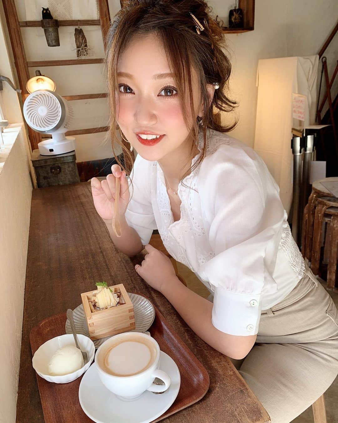 いっちゃん/嶋津 いつみのインスタグラム：「. . . ソーシャルディスタンスに気を使いながら 隠れ家的Cafeで久しぶりに ゆっくりした時間を過ごしました🥺💓 . . . . もちろん、検温も消毒も徹底👆🏻💨 . . . . まだまだ油断できへんし 気をつけないといけないことは たくさんあるけど それでもほんの少し日常を取り戻せた気分で 楽しかった😫❤️❤️❤️ . . . . . この1ヶ月半、 心配してくれた皆さんありがとうございました🙇‍♂️ . . .  #関西  #関西サロモ  #サロンモデル #サロモ #いっちゃん  #フリーモデル #関西モデル  #あざといっちゃん #かわいっちゃん #いっちゃんコーデ #ブライダルモデル #アレンジモデル #ヘアカラー  #ヘアアレンジ #くしゃ顔 #カフェ  #kayacafe  #中崎町」