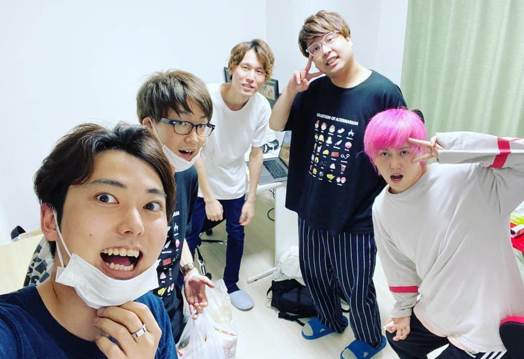 ないとーのインスタグラム：「新たなチームおるたなメンバー？？2人の大学時代の後輩であり、レイワ荘メンバーの彼が来ました！  #髪色がヤンキー」