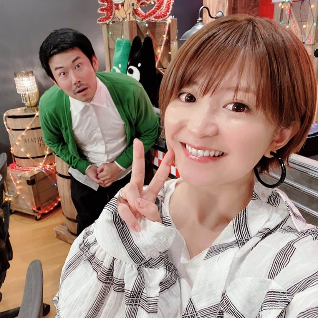 矢口真里さんのインスタグラム写真 - (矢口真里Instagram)「一週間経つの早いなぁ。。。 これは先週のザナイト終わりで撮った写真😊✨ @erina_ikuta.official ちゃんオススメのFiu Fiuというアプリで撮ったら、岡ちゃんと共に盛れましたwww ・ 今日もソーシャルディスタンスですが、 スタジオで楽しく生放送頑張ります😁✨ この後深夜０時からですよー✨ 是非見てくださいね！！ 今日のURLは✨ ↓↓↓ https://gxyt4.app.goo.gl/42UNt」6月2日 21時29分 - mariyaguchi_official