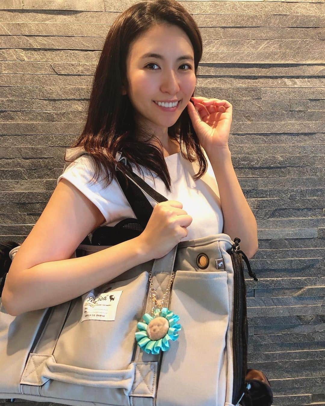 のインスタグラム：「2回目のワクチン終わったから キャリーバッグに入れてお散歩行ってるよ☺️❤️ キャリーバッグにつけてるロゼットは ベルくんの写真が☺️💕 （こっちは裏で表は名前が入ってるの😍） めちゃくちゃ可愛くない？！☺️💕 パピー期のベルたんをこんな可愛いロゼッタに残せて嬉しい😍 うちの子ロゼット　@scintiller_handmade ←ここから頼めるよ❣️ 3回目のワクチンが終わってお散歩デビューしたら お散歩バッグにつけよっと😍✨ ・ #お名前ロゼット #うちの子ロゼット #おしゃしんロゼット #フォトロゼット #思い出ロゼット #わんこグッズ #うちの子グッズ #ベルたんの成長記録 #ベルたん #ベルスタグラム #べるすたぐらむ #ベルたんとの生活 #トイプーとポメラニアンのmix #ハーフ犬 #ポメプー #ポメプー部 #テディベア犬 #いぬばか部 #いぬすたぐらむ #犬バカ部 #犬バカ部ふわもこ部 #ふわもこ部 #犬のいる暮らし #犬好きな人と繋がりたい #犬のいる生活 #おうち時間 #愛犬 #愛犬との暮らし #うちの子一番 #わんこ部」