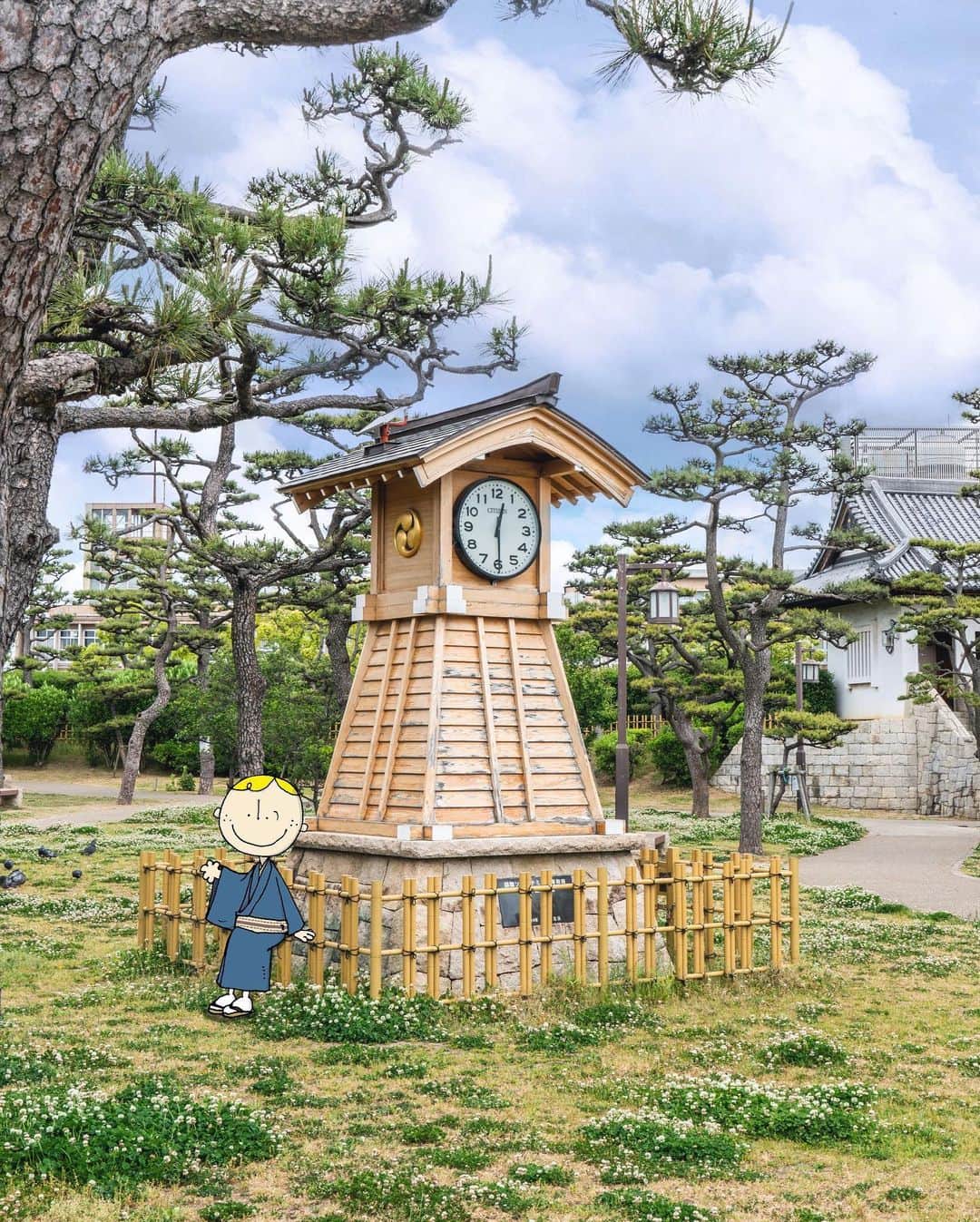Osaka Bob（大阪観光局公式キャラクター）さんのインスタグラム写真 - (Osaka Bob（大阪観光局公式キャラクター）Instagram)「The other day I took a walk around the outskirts of Kishiwada Castle and look what I found. This old-fashioned clock tower is made almost entirely out of pine. Isn’t it neat♪  岸和田城の周りには散策が楽しめる広場があるで！ 木で作られた時計台や松の木が、まるで昔にタイムトリップしたみたいな気分にさせてくれる♪ ————————————————————— #maido #withOsakaBob #OSAKA #osakatrip #japan #nihon #OsakaJapan #大坂 #오사카 #大阪 #Оsака #Осака #โอซาก้า  #大阪観光 #岸和田城 #kishiwadacastle #kishiwada #japanesecastle」6月2日 21時29分 - maido_osaka_bob