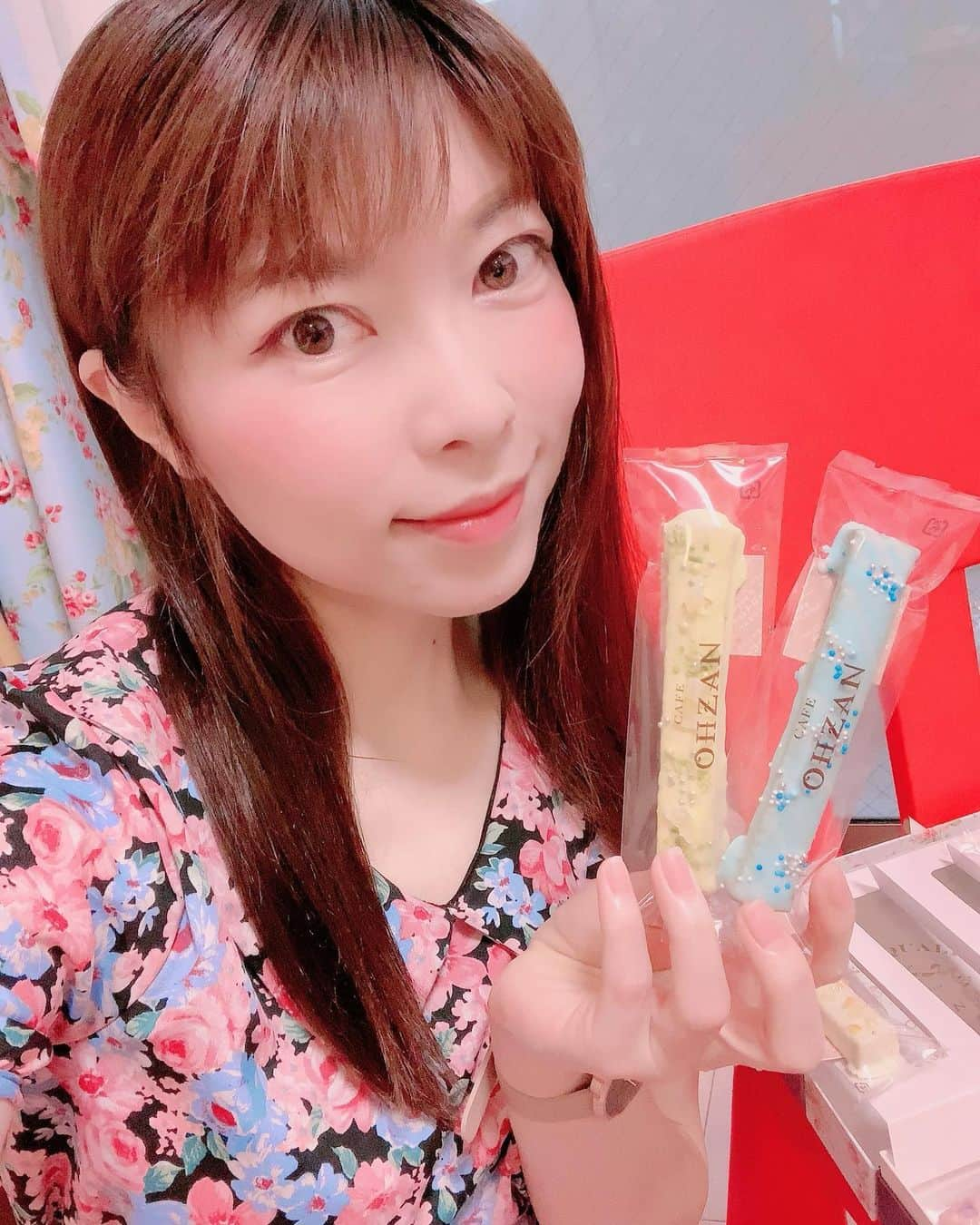 DJ MIYAさんのインスタグラム写真 - (DJ MIYAInstagram)「やっほーぉぉぉ(o^^o)秋田県 Cafe Ohzan様から、夏っぽいギフトを贈っていただきましたぁ💗💗 . 「スティックラスク15本入り フルール」3,300円 9月までの夏季限定発売💓 . .  一つ一つが、秋田の工場で作られている、Stick ruskなの❤️💗 . .  キューンキューンしちゃう可愛すぎるお姫さまみたいなデザインで、食べるのがもったいないくらい夢の世界観💗💗❤️ .  秋田県の自社工場で、1本1本を手作りしているんだって💗 Mangoが特に気に入っちゃったぁ❤️ マンゴーの🥭果汁感がして、めっちゃめっちゃ美味しーい❤️💗 . .  夏でも溶けない、sweetなアイシングコーティングされていて、中もしっとりサクサクで味わい豊かなラスクに仕上がっていますね（╹◡╹）❤️ . .  ネット通販限定でoderできるよーぉ❤Cafe Ohzanさんのwebを️checkしてみてね❤️💗(o^^o) . ◎フルールの販売期間 5月12日〜9月上旬 お中元や、夏のご挨拶用、giftにも使われています❤️ . .  ごちそうさまでーす❤️❤️ほんと美味しい❤️ . .  @cafe.ohzan_official .  #Cafeohzan #Ohzan #デパ地下スイーツ #二子玉フードショー #手土産スイーツ #おうちカフェ #ギフトセット #pr #お中元 #おうちスイーツ #おうち時間 #カフェスイーツ #ラスク #焼き菓子 #スイーツブロガー　 #スイーツ好き #スイーツ女子 #グルメブロガー #グルメ女子 #カフェ巡り　 #チョコレート菓子 #アイシング #カフェタイム #キュンキュンスイーツ #インスタ映えスイーツ #可愛いスイーツ #旅インスタグラマー #インスタグラマー #インフルエンサー　#かわいいスイーツ」6月2日 21時41分 - dj_miya