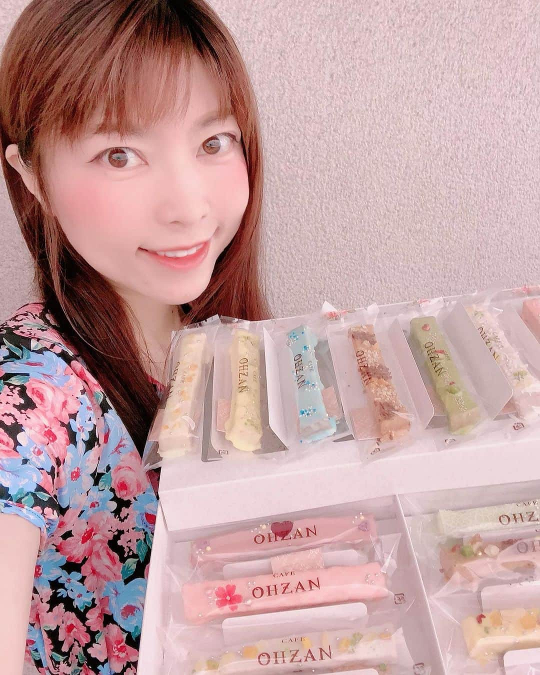 DJ MIYAさんのインスタグラム写真 - (DJ MIYAInstagram)「やっほーぉぉぉ(o^^o)秋田県 Cafe Ohzan様から、夏っぽいギフトを贈っていただきましたぁ💗💗 . 「スティックラスク15本入り フルール」3,300円 9月までの夏季限定発売💓 . .  一つ一つが、秋田の工場で作られている、Stick ruskなの❤️💗 . .  キューンキューンしちゃう可愛すぎるお姫さまみたいなデザインで、食べるのがもったいないくらい夢の世界観💗💗❤️ .  秋田県の自社工場で、1本1本を手作りしているんだって💗 Mangoが特に気に入っちゃったぁ❤️ マンゴーの🥭果汁感がして、めっちゃめっちゃ美味しーい❤️💗 . .  夏でも溶けない、sweetなアイシングコーティングされていて、中もしっとりサクサクで味わい豊かなラスクに仕上がっていますね（╹◡╹）❤️ . .  ネット通販限定でoderできるよーぉ❤Cafe Ohzanさんのwebを️checkしてみてね❤️💗(o^^o) . ◎フルールの販売期間 5月12日〜9月上旬 お中元や、夏のご挨拶用、giftにも使われています❤️ . .  ごちそうさまでーす❤️❤️ほんと美味しい❤️ . .  @cafe.ohzan_official .  #Cafeohzan #Ohzan #デパ地下スイーツ #二子玉フードショー #手土産スイーツ #おうちカフェ #ギフトセット #pr #お中元 #おうちスイーツ #おうち時間 #カフェスイーツ #ラスク #焼き菓子 #スイーツブロガー　 #スイーツ好き #スイーツ女子 #グルメブロガー #グルメ女子 #カフェ巡り　 #チョコレート菓子 #アイシング #カフェタイム #キュンキュンスイーツ #インスタ映えスイーツ #可愛いスイーツ #旅インスタグラマー #インスタグラマー #インフルエンサー　#かわいいスイーツ」6月2日 21時41分 - dj_miya