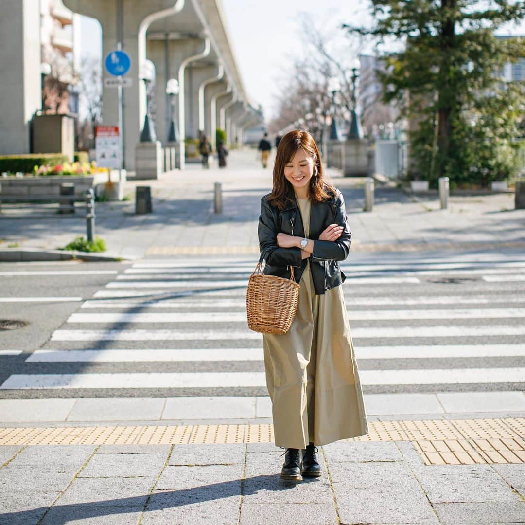 Hiromi Ｍaedaさんのインスタグラム写真 - (Hiromi ＭaedaInstagram)「シンプルなワンピは羽織で色々と印象を変えられるから飽きない♡ ・ ✔︎透けない ✔︎広めのポケット付き ✔︎お家で洗える 嬉しい三拍子つきです👌🏼 ・ ・ 真夏はバックリボンをフリフリさせて着たいな！🤤. ・ ・ ・ ストーリーに身長別のスタッフ着用画像UPしてるので、着丈などぜひ参考にされてみてください♡ ・ ・ #サークルギャザーマキシワンピース#2020ss#normbyhiron」6月2日 21時42分 - hiron953