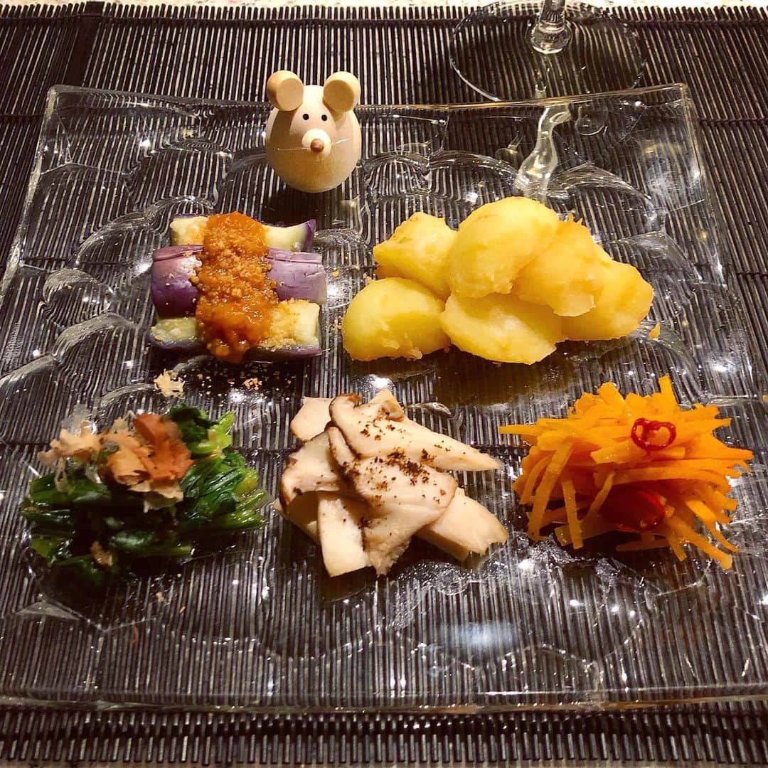榊山敬代のインスタグラム：「💻👤🍻👤🥂👤🍶👤… ・ 今宵は3回目のzoom乾杯会に挑戦の巻  ということで画像は簡単に zoom乾杯会プレート制作  前回は洋風プレートでしたけど 今回は和風プレートで気分転換  ジャガイモさんすきなので ちょっと多めに盛り付ける シンプルにお醤油ベースで ジャガイモの甘みが主人公  トウガラシがマイブームにて ニンジンのきんぴらにも少々 ピリカラげんきになるかんじ  エリンギは炒めないで 汗をかかせてふっくら と黒七味でととのえる  今回のzoom乾杯会は 数名でしっとりと乾杯  ご多忙のお方なのですが昨年は 個展にも来てくださいましたり　 久しぶりにこのように繋がれて zoomのお陰にありがとうの時 いろいろな現状を伺いながらも  結局会話が盛り上がりまして ほぼお箸をつけずに終了なり  さて今からは二次会の巻 お肉とお魚とメイン料理 少しずつこしらえる計画 ・ ・ #おうち時間 たのしみ週間 #おうち大好き #stayhome ・ ・ ・ ・  #zoom #zoom飲み会 #おつまみプレート#夕食 #dinner #おうちごはん  #おつまみ #brut #ワイン好き #artist #cooking  #food  #vegetable #なす#eggplant #carrot #にんじん #ジャガイモ# potato #ホウレンソウ #エリンギ #黒七味 #マッシュルーム #シンプルごはん #日本画家 の #お料理こんなもん  #コロナウイルスが早く終息しますように」