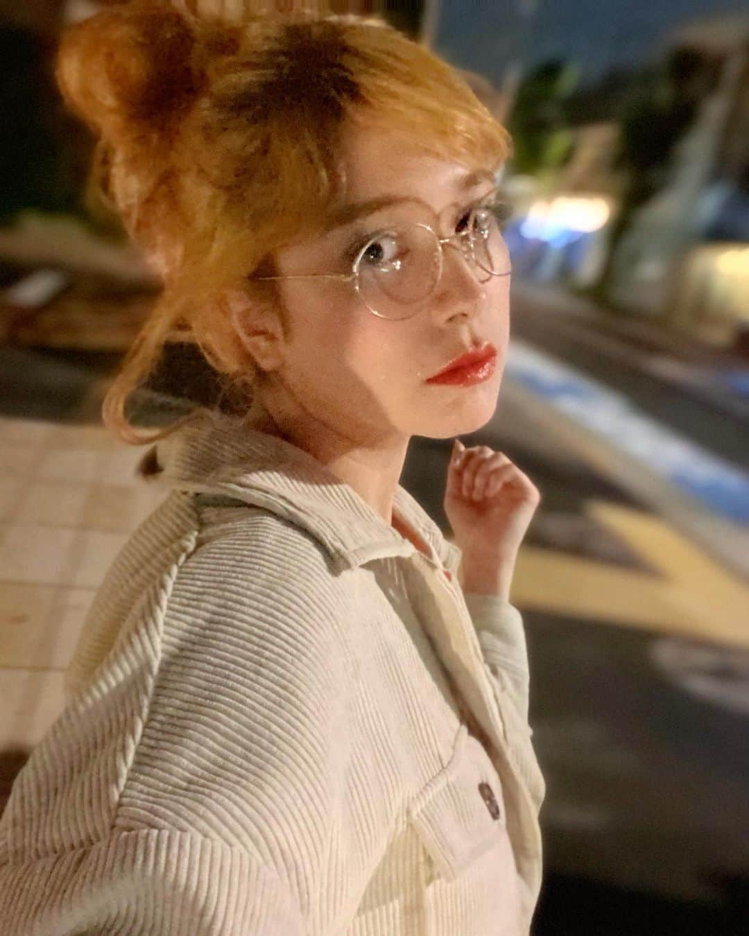 のインスタグラム：「湿気が多いのでお団子が楽ちん😋❤️ 西五反田に新しくオープンする美巻さん💁‍♀️肉巻きをしゃぶしゃぶするスタイルが新しい😳❣️正直焼いた方が美味しいんじゃないかな思いましたが、まだプレオープンなので、今後改良されて行くのが楽しみ😇💕 @  #大崎　#五反田　#五反田グルメ #肉　#串焼き　#しゃぶしゃぶ　#居酒屋　#shabushabu #グルメスタグラム #グルメ好きな人と繋がりたい #お団子ヘア #お団子 #金髪　#ヘアアレンジ #アレンジヘア #カジュアルコーデ #お洒落な人と繋がりたい #izakaya #japanfoodie #foodstagram #グルメ女子 #東京グルメ　#グルメ巡り #お酒好きな人と繋がりたい #ビール　#眼鏡女子 #メガネ #メガネコーデ #メガネ女子」
