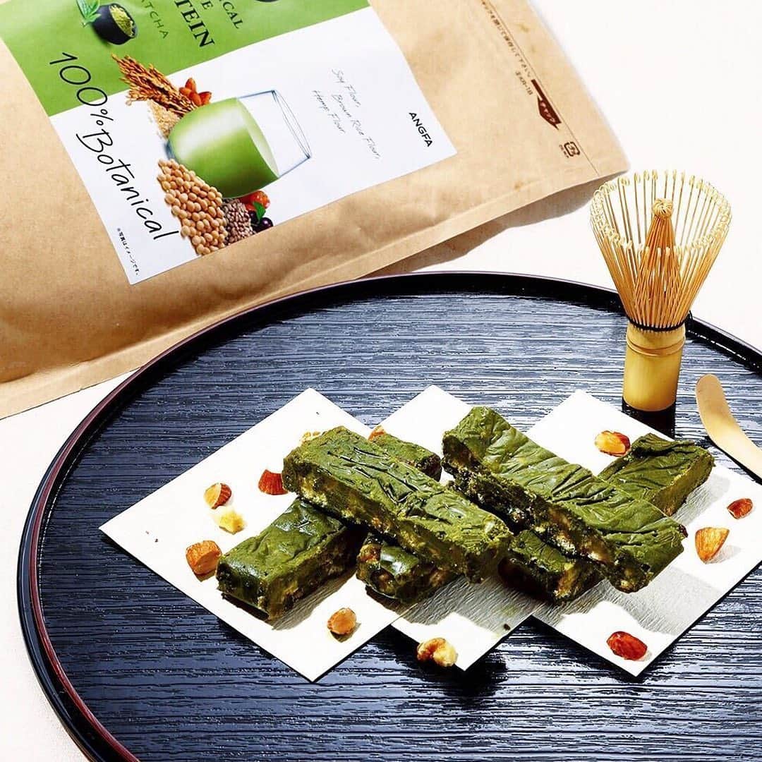 ドクターズナチュラルレシピのインスタグラム：「画像をタップすると商品が購入できます☝🍃⁣ ーーーーーーーーーーーー⁣ ＊抹茶味のプロテインで簡単&ヘルシーな⁣ 『抹茶プロテインバーを作ろう』✨⁣ 【 #ボタニカルライフプロテイン 抹茶味 】⁣ ⁣ 抹茶味のプロテインで簡単にできる #和風 おやつ✨⁣ 『抹茶プロテインバー』🍃⁣ ＿＿＿＿＿＿＿＿＿＿＿＿＿＿＿⁣ ⁣ ＜材料＞⁣ ・ボタニカルライフプロテイン(抹茶味)…大さじ3⁣ ・ココナッツオイル…大さじ2⁣ ・抹茶粉末…小さじ2⁣ ・グラノーラ(お好みのナッツやドライフルーツ等を入れてもOK)…大さじ1.5~2⁣ ・塩ひとつまみ⁣ ✔お好みで黒ゴマペーストを加えても濃厚な風味になります♪⁣ ⁣ ⁣ ＜作り方＞⁣ ①ボウルに材料をすべて入れて、粉っぽさがなくなるまでよく混ぜる。⁣ ②まとまってきたら、ラップの上に平たく伸ばして四角く成型する。⁣ ③冷蔵庫で1時間ほど冷やして、固まったらスティック状にカットして出来上がり♪⁣ ＿＿＿＿＿＿＿＿＿＿＿＿＿＿＿⁣ ⁣ 抹茶のほろ苦さとプロテインのほんのりとした甘みで⁣ 甘いのが苦手な方もとても食べやすいですよ🍃⁣ ⁣ タンパク質が効率的にとれる、『プロテインバー』は⁣ ダイエット中の間食やおやつとしてもぴったり✨⁣ ⁣ 冷やして固めるだけの簡単なレシピなので、⁣ 冷凍庫に作り置きしておくのもおすすめですよ☺♪⁣ ⁣ 詳細はプロフィールのURLをご覧ください✨⁣ ☞@dr.s_natural_recipe⁣ ⁣ ⁣ #ドクターズナチュラルレシピ #drsnaturalrecipe ⁣ #アンファー #angfa ⁣ #ボタニカルライフプロテイン #protein #プロテイン #抹茶味 #ダイエット #フィットネス #間食 #美ボディ #丁寧な暮らし #ダイエット女子 #フィットネス女子 #プロテイン女子 #ヘルシーおやつ #クッキングラム #オーガニック #タンパク質 #おうち時間を楽しむ #ヘルシーおやつ #ワークアウト #おうちカフェ #ソイプロテイン #高タンパク質 #soyprotein #stayhealthy」