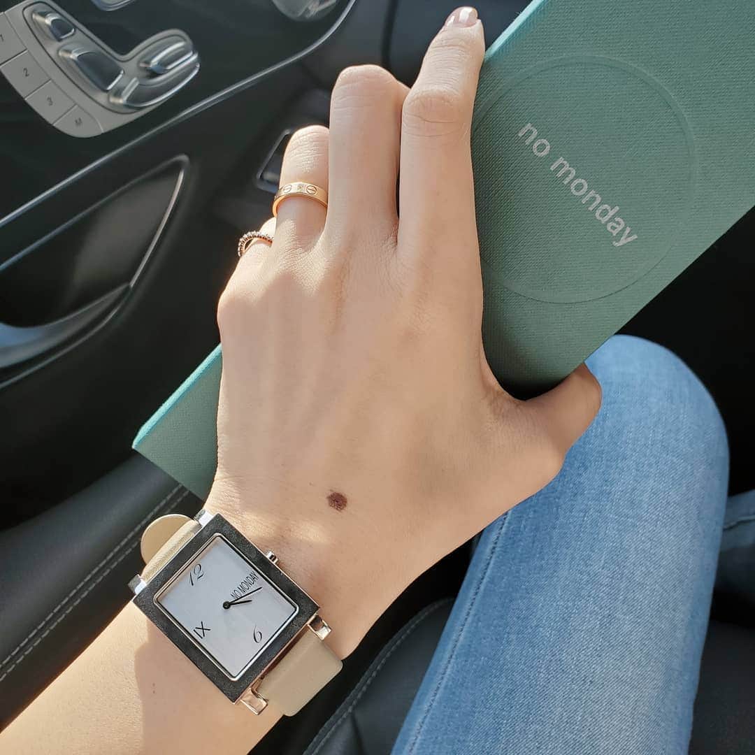 松田栞のインスタグラム：「新しい⌚は @nomonday_jp のもの。 シンプルで普段使いしやすく とってもかわいい～👀🖤 息子にも気に入られて 付けてたら横取りされる。。笑 クーポンコード「s04pueu」で 10%の割引が適応なので 気になった方は覗いてね！ . . #nomonday #ノーマンデー #腕時計  #時計 #手元倶楽部 #pr」