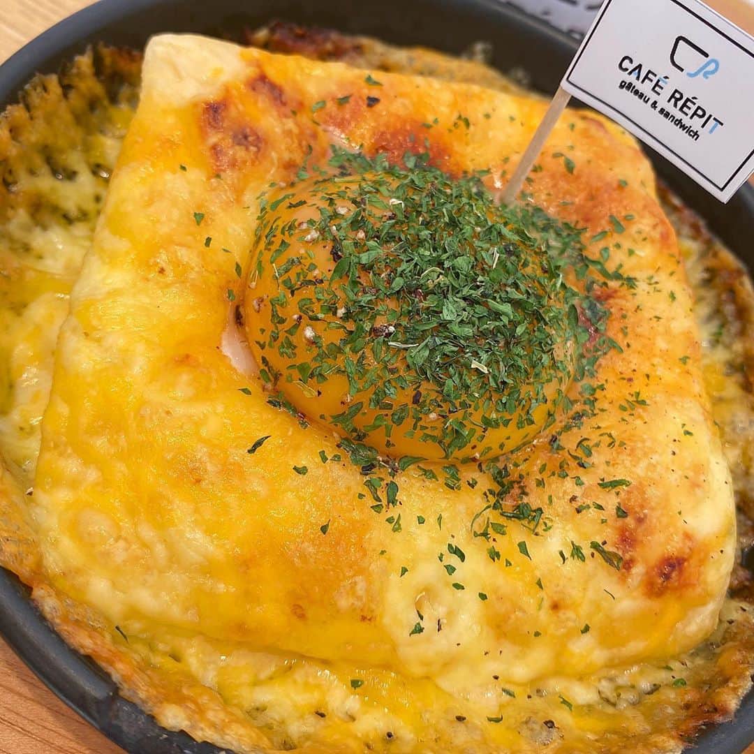 出口結菜さんのインスタグラム写真 - (出口結菜Instagram)「《🐙#堀江　#カフェレピ》﻿ ﻿ 🧀クロックマダム Aセット（¥890+500）﻿ ﻿ ずっと行きたかったお店🤩﻿ ﻿ ﻿ 卵を割るのも、﻿ チーズの濃厚さも、﻿ 最高すぎ。。。😭😭😭﻿ ﻿ ﻿ パリトロのチーズの下には﻿ ハムが挟まった食パンが1枚！🧀﻿ ﻿ ﻿ ﻿ 注文してからつくるのかな、、？﻿ 出てくるのは20分ぐらいかかったけど﻿ 店内オシャレやし、友達とお話ししてたらあっという間🥰🥰🥰﻿ ﻿ しかも、﻿ 出来たてホヤホヤやから全然待つのも苦じゃないです！﻿ ﻿ ﻿ サラダもたくさん入ってて、﻿ ハムも美味しくて、、、、﻿ 満腹になりたい方はセットもおすすめです🤩﻿ ﻿ 座席数が少し少ないから行く時間帯は見計らうのをオススメします😳😳😳﻿ ﻿ ﻿ \ペロリと食べれる/﻿ ﻿ _____________________________________________________﻿ ﻿ ❤️大阪府大阪市西区南堀江1-8-7﻿ 💗なんば駅から🚶‍♀️20分ぐらい﻿ 💛11時〜19時﻿ 💚不定休﻿ 💙15席﻿ _____________________________________________________﻿ ﻿ ﻿ #caferepit #堀江 #難波 #ランチ #🍴 #🧀 #🍞 #堀江ランチ #堀江カフェ #なんば #難波カフェ #難波ランチ #南堀江  #セット #aセット #ランチプレート  #カフェ #cafe #☕️ #サラダ #🥗 #チーズ #cheese  #instafood #instagood #instalike #過去pic  #ラビグルメ」6月2日 21時45分 - yui_laby0622