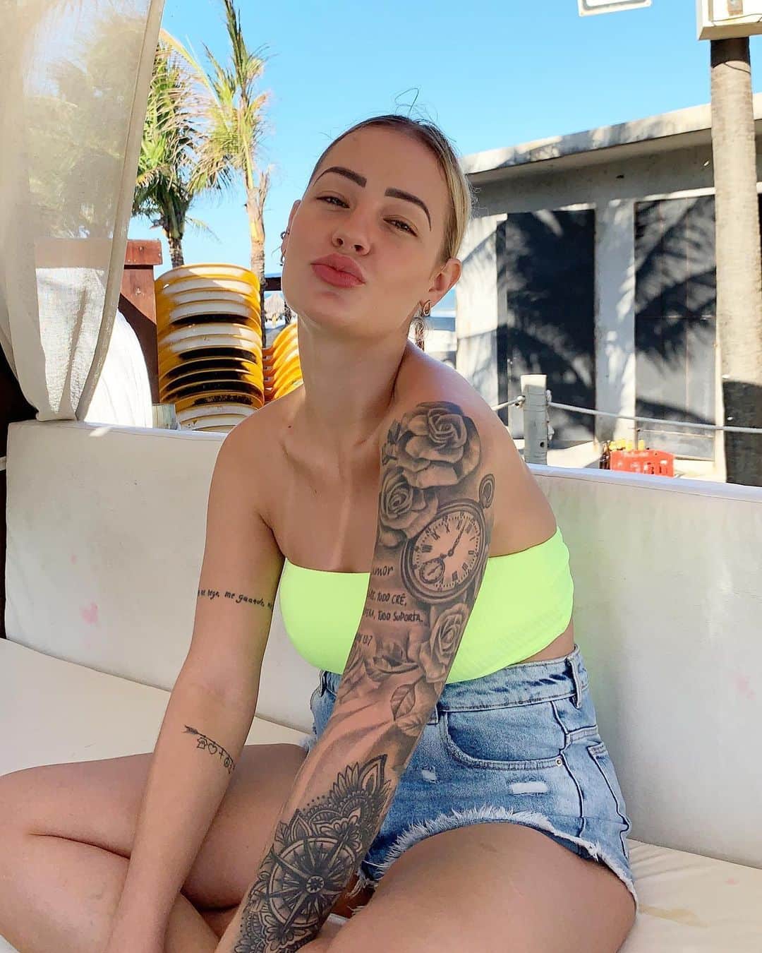 フェリペ・シウバのインスタグラム：「Hoje é aniversário do amor da minha vida❤️ ⠀ Grato a Deus por te ter em minha vida e poder acompanhar de perto o teu crescimento ⠀ Eu sei o quanto você batalha e se dedica para sempre fazer o melhor EM TUDO. ⠀ Eu te admiro e te respeito a cada dia mais ⠀ Que o nosso Deus continue te abençoando e te capacitando meu amor.. muita saúde e muito EU na sua vida🤣😂 ⠀ Feliz aniversário minha princesa ⠀ EU AMO VOCÊ ❤️」