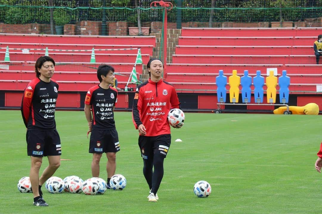 荒野拓馬さんのインスタグラム写真 - (荒野拓馬Instagram)「全体練習が開始して2日目。 やっぱりサッカーって楽しい⚽️ #北海道コンサドーレ札幌 #コンサドーレ札幌 #コンサ #サッカー #soccer #football #楽しい #試合が楽しみだ #全感」6月2日 21時48分 - aranotakuma_27